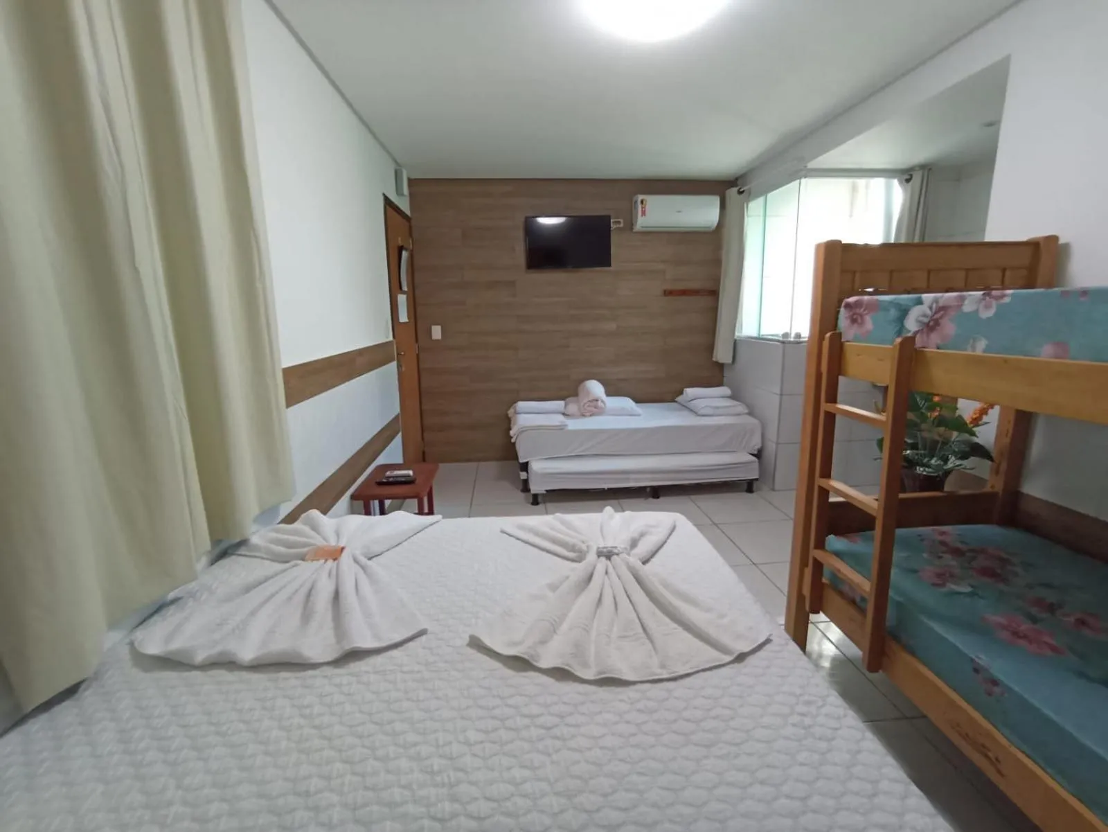 Photo of the whole room, Bed in Suites Porto Frevo
