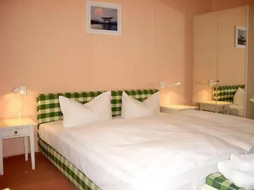 Basic Twin Room with Shared Bathroom in Hotel Neustadt Basic Twin Room with Shared Bathroom in Hotel Neustadt