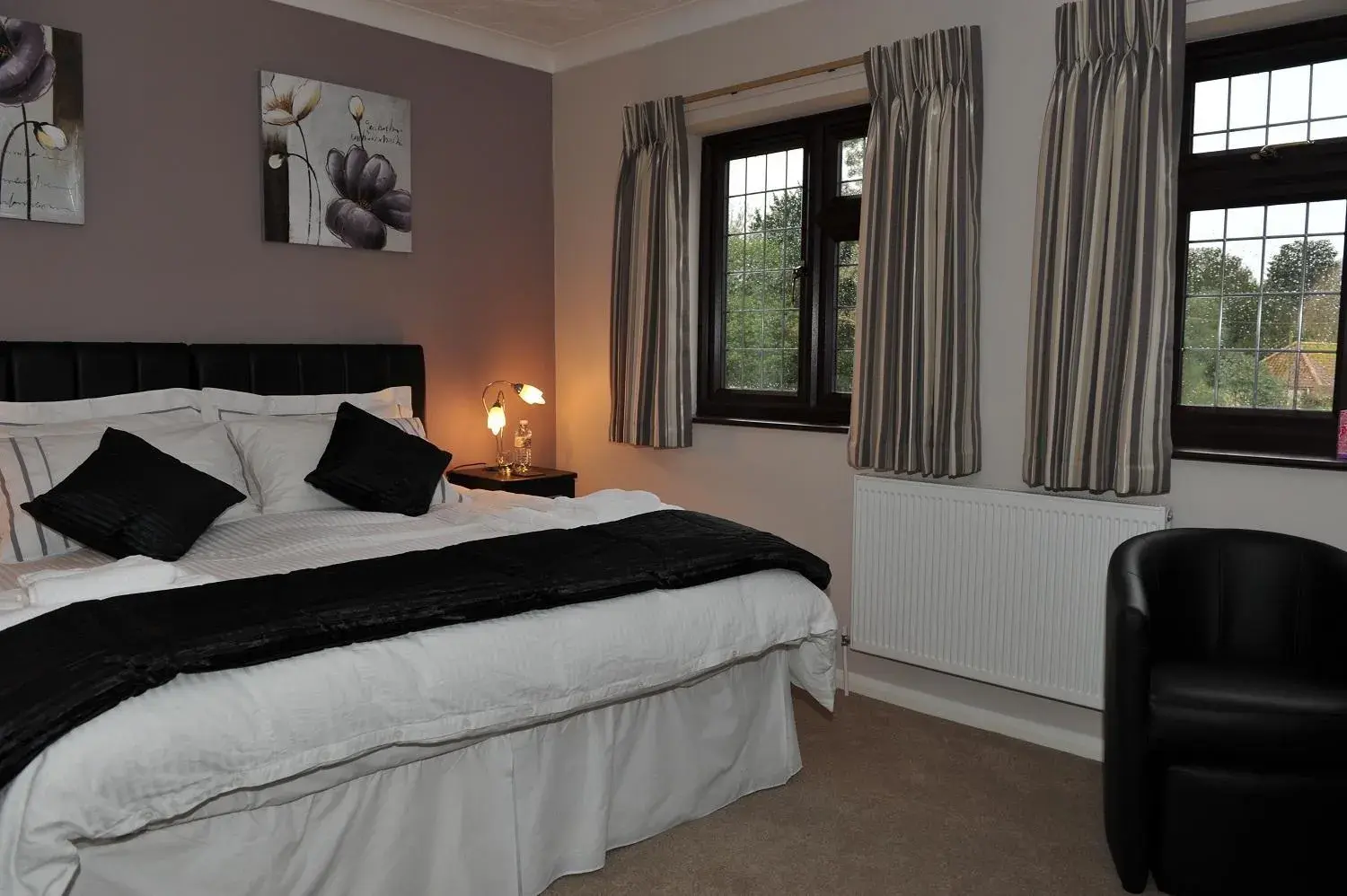 Double or Twin Room with Bath in Linden Bed & Breakfast Double or Twin Room with Bath in Linden Bed & Breakfast