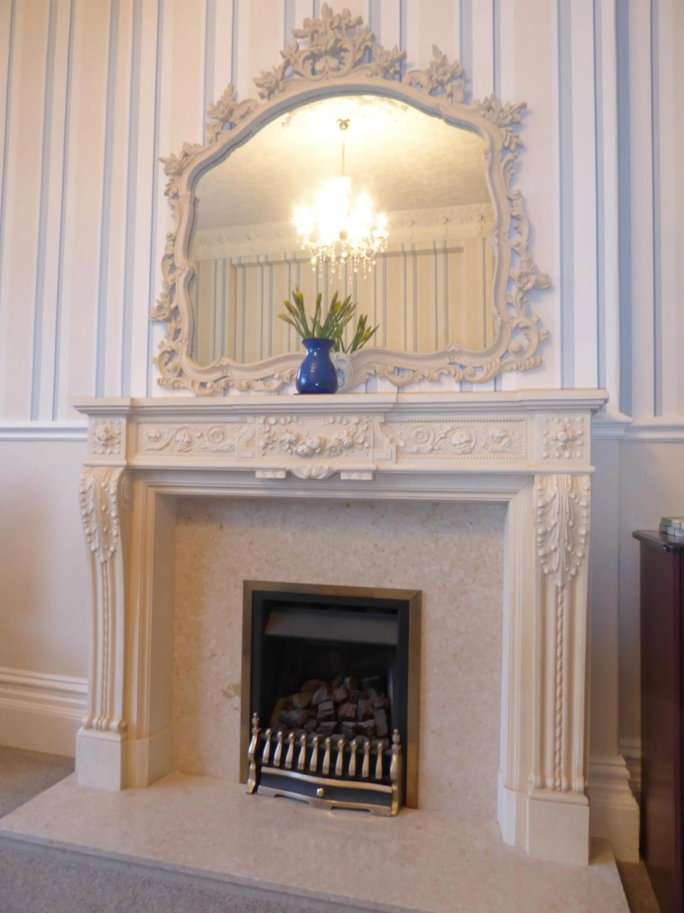 Communal lounge/ TV room in Arvon House