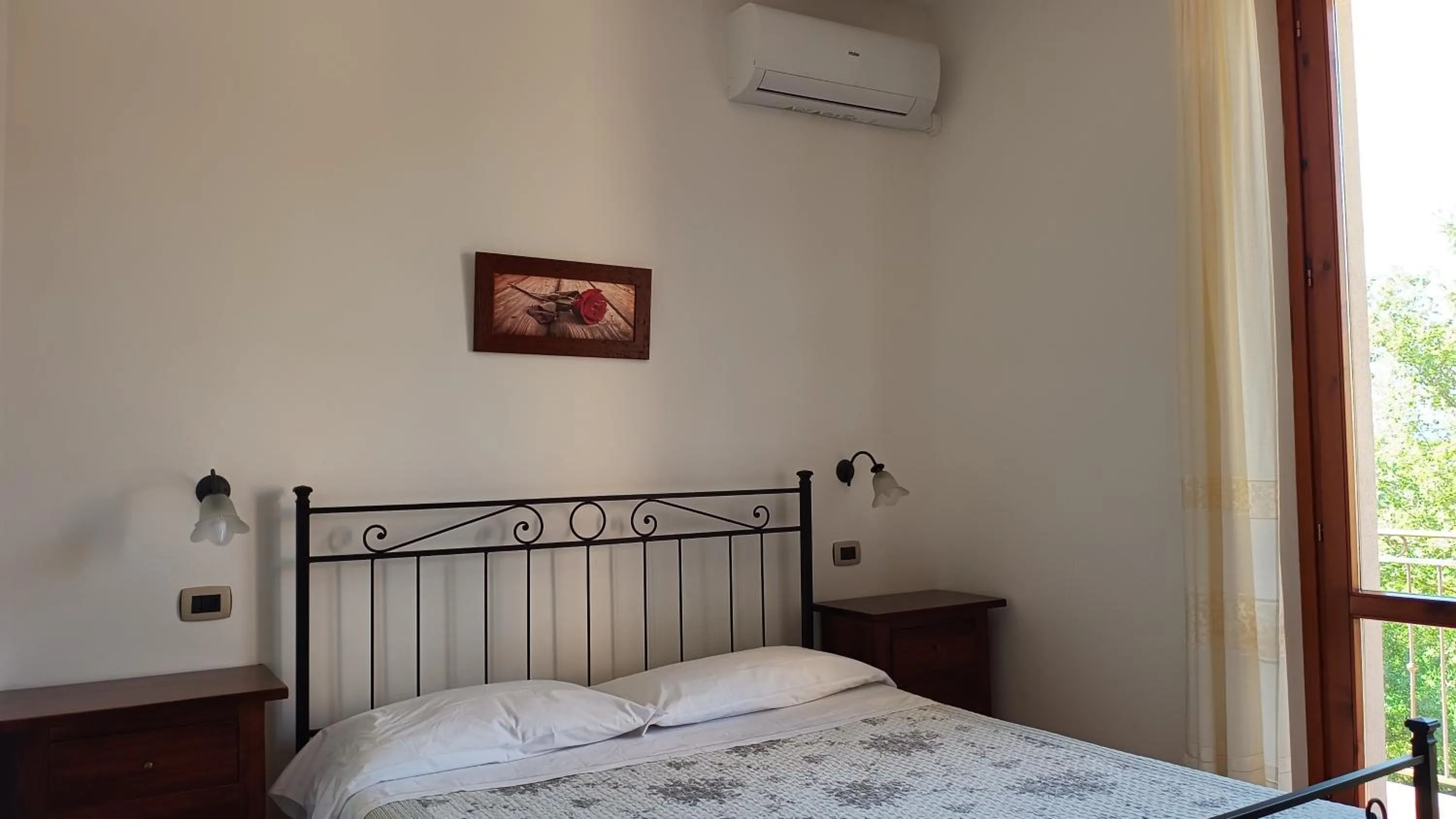 Bedroom, Bed in B&B Il Girasole - Rooms & House in country - air conditioned - 1500 meters from historic center