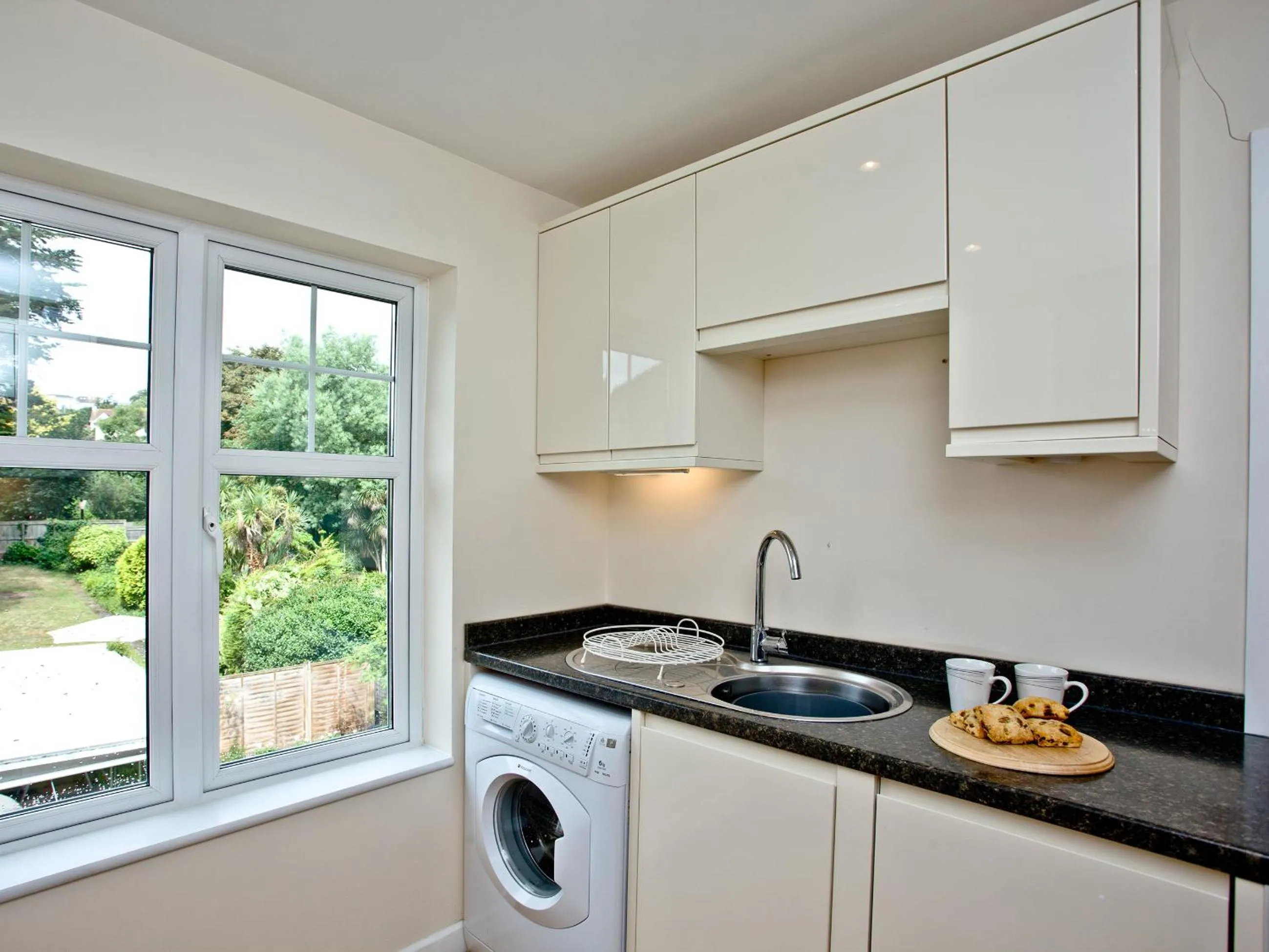Kitchen or kitchenette in Oldway Apartment