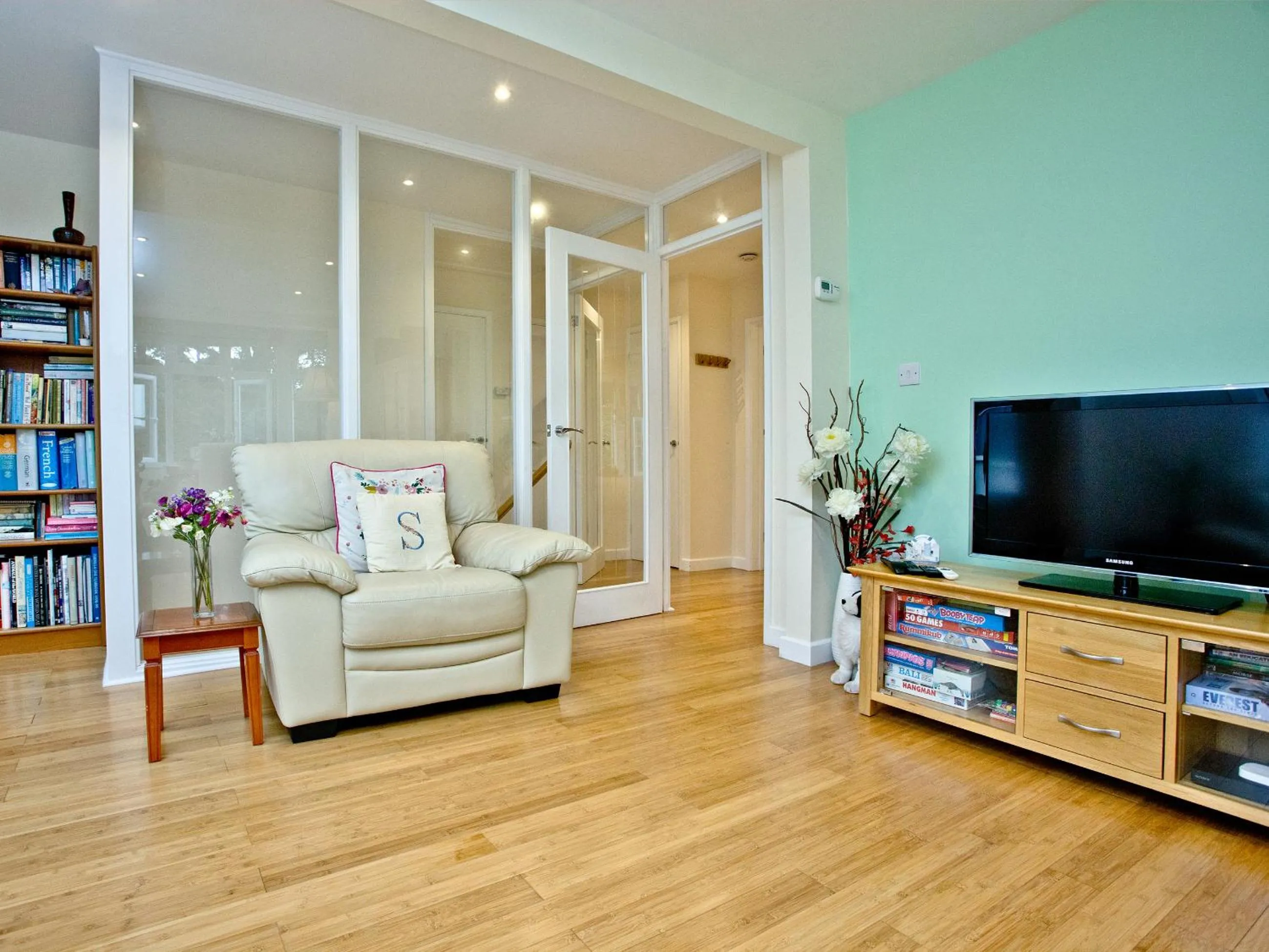Living room in Oldway Apartment