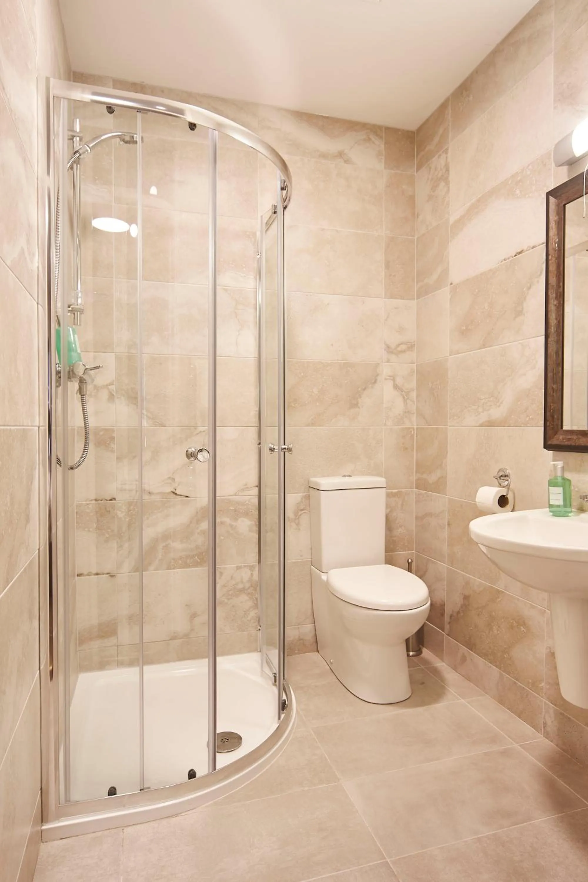 Shower in The Farmers Kitchen Hotel