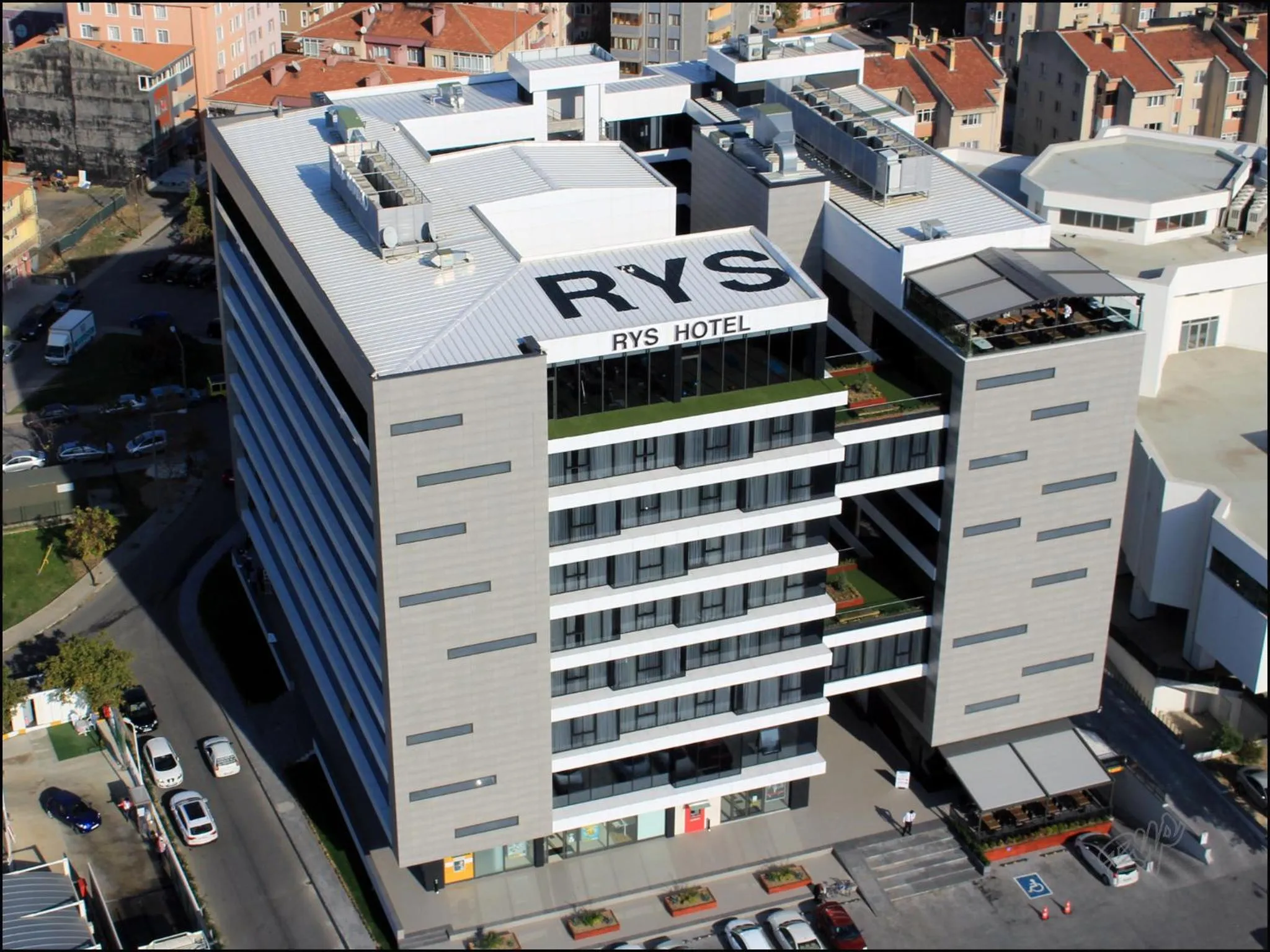 Facade/entrance in RYS Hotel