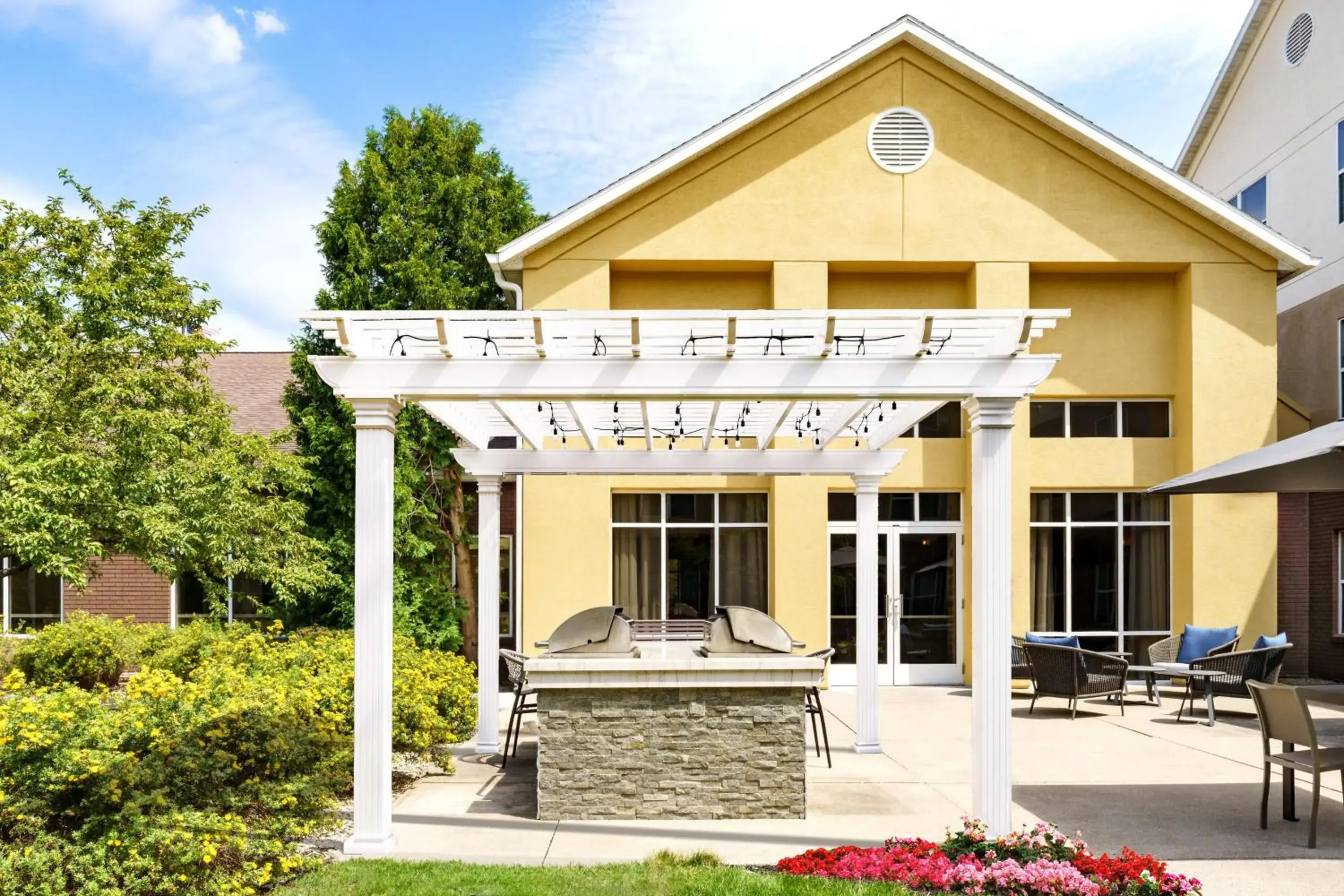 Inner courtyard view in Homewood Suites Rochester-Henrietta Inner courtyard view in Homewood Suites Rochester-Henrietta
