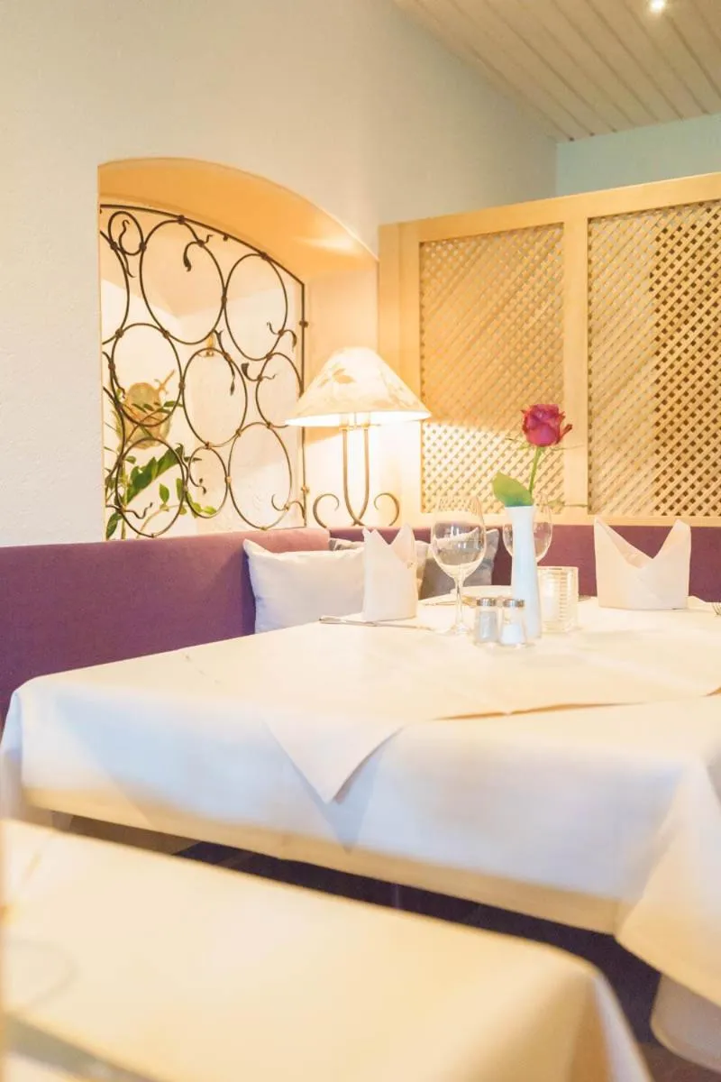 Restaurant/places to eat, Bed in Bodensee Hotel Sternen