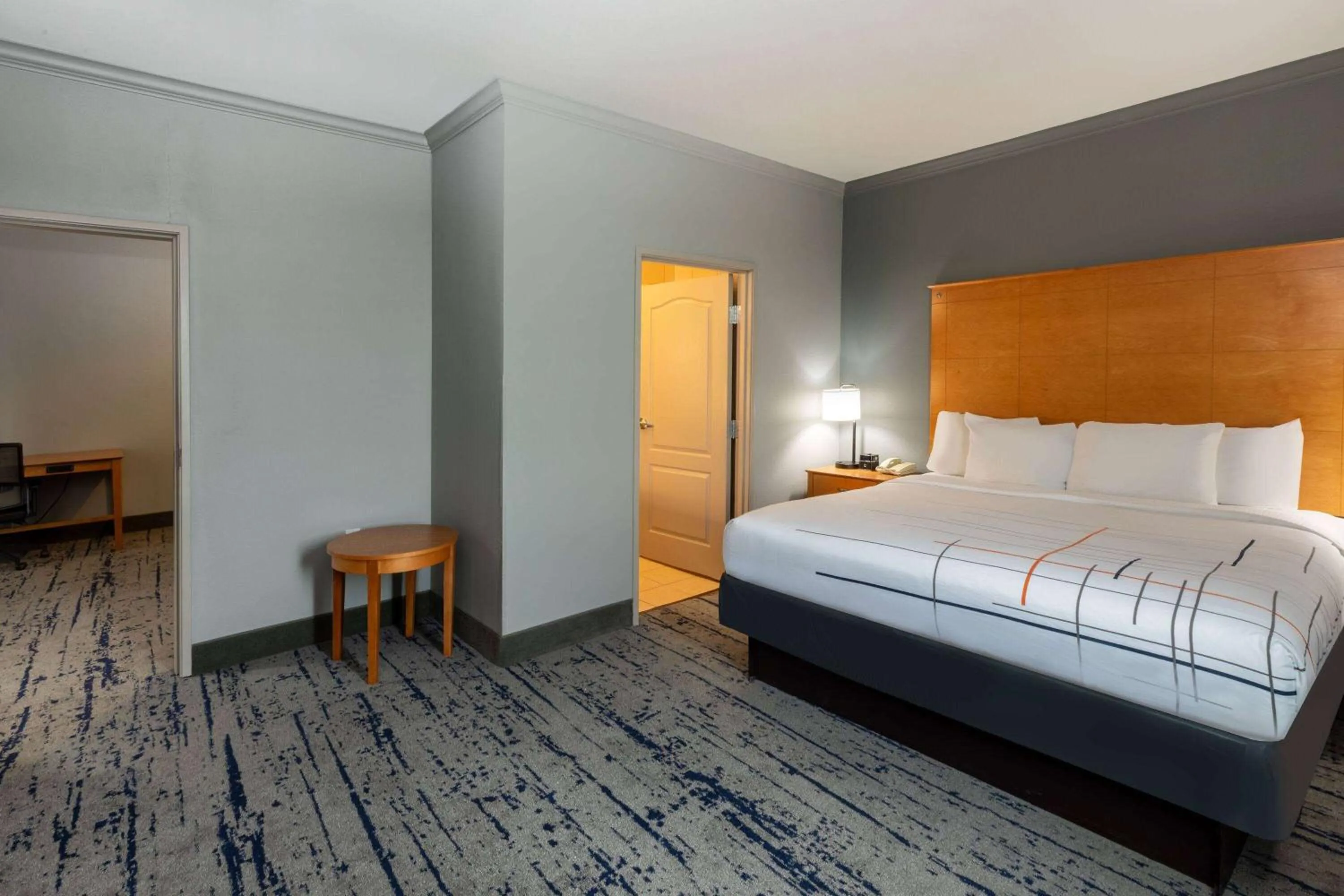 Photo of the whole room, Bed in La Quinta by Wyndham Bridgeport