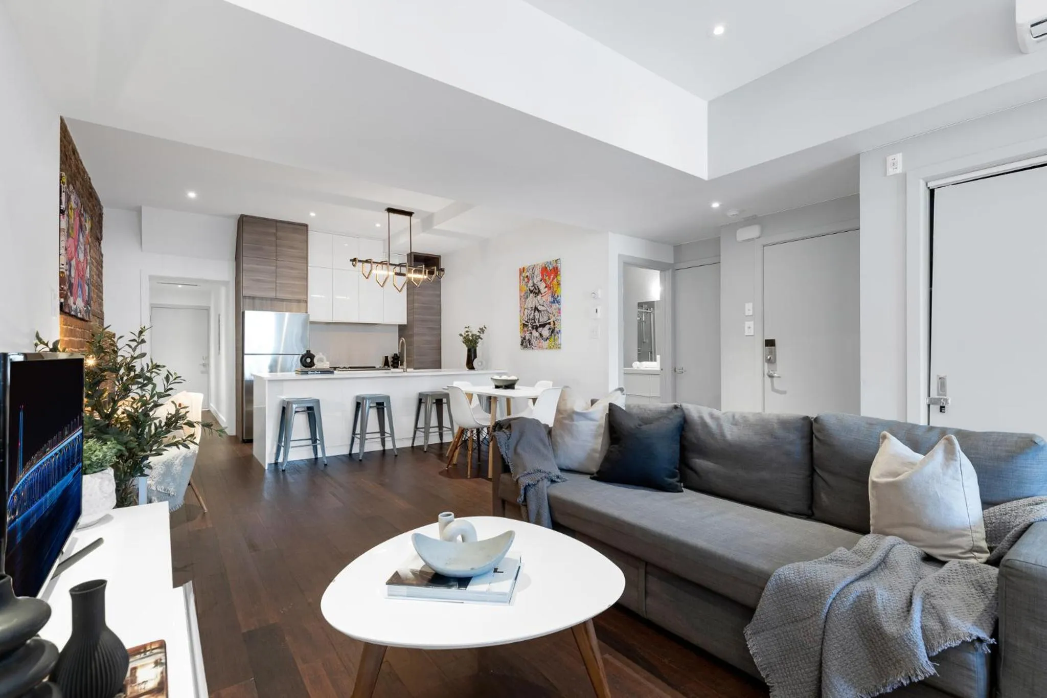 TV and multimedia in LiV MTL Soho