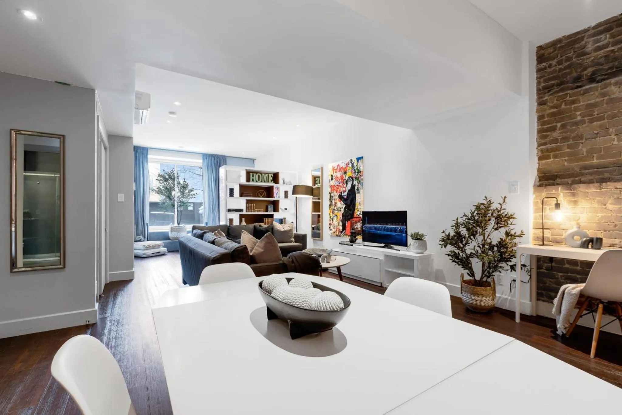 Communal lounge/ TV room in LiV MTL Soho