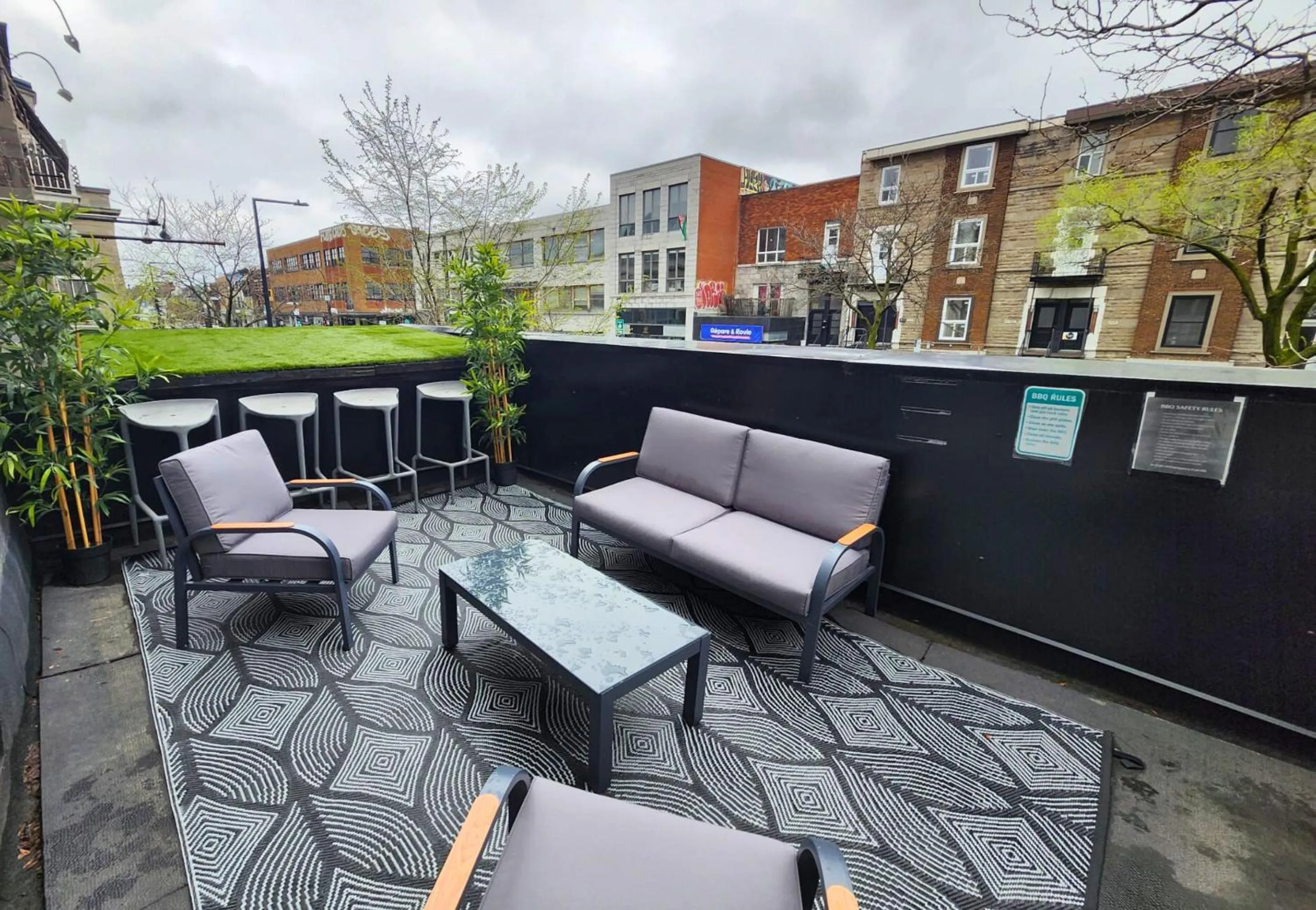 BBQ facilities in LiV MTL Soho