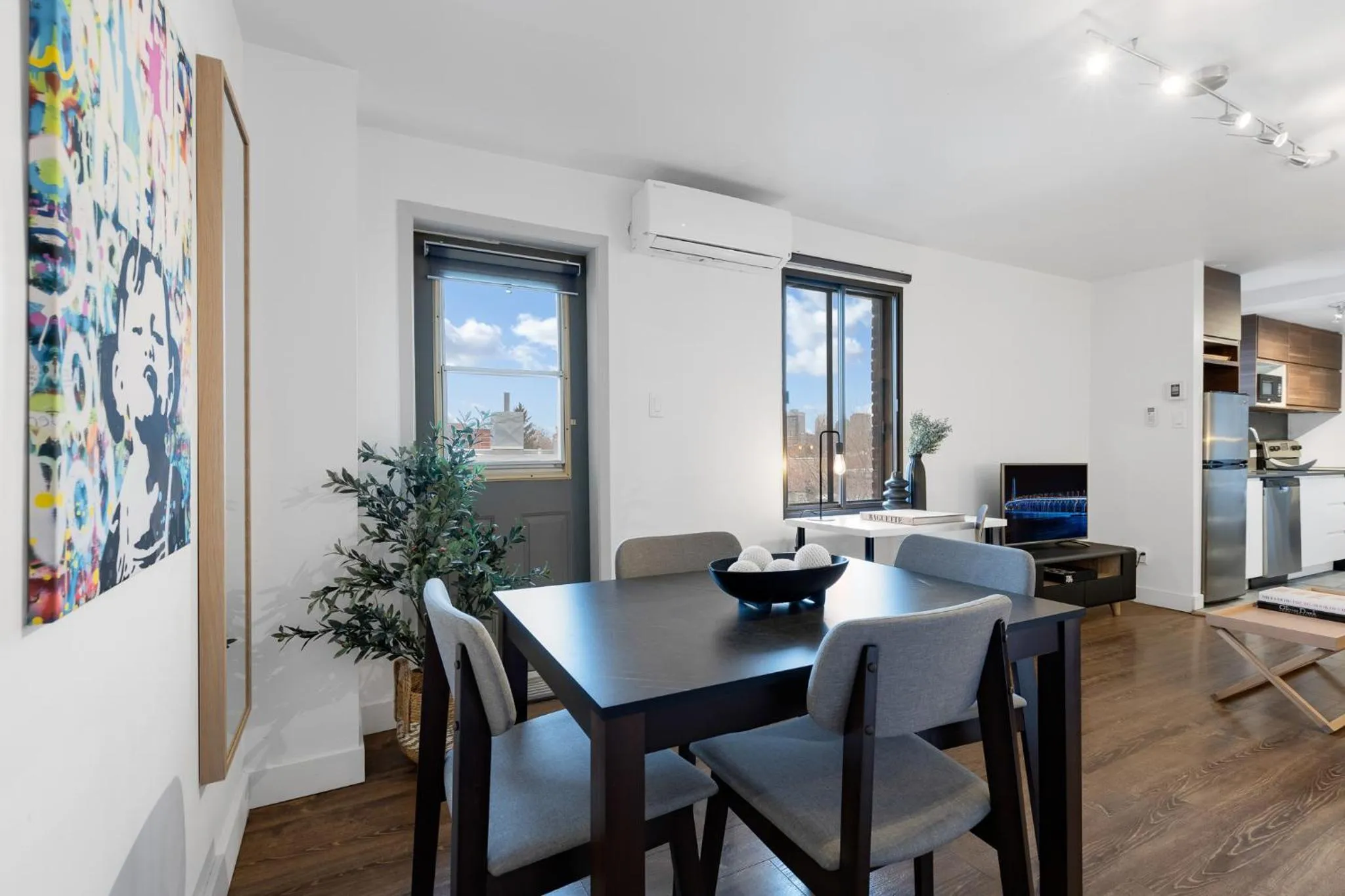 Communal lounge/ TV room in LiV MTL Soho