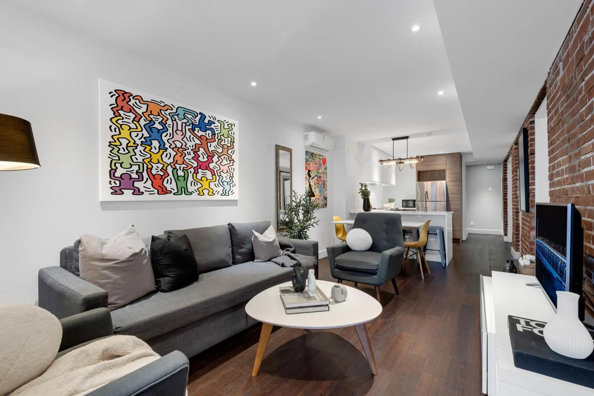 TV and multimedia in LiV MTL Soho