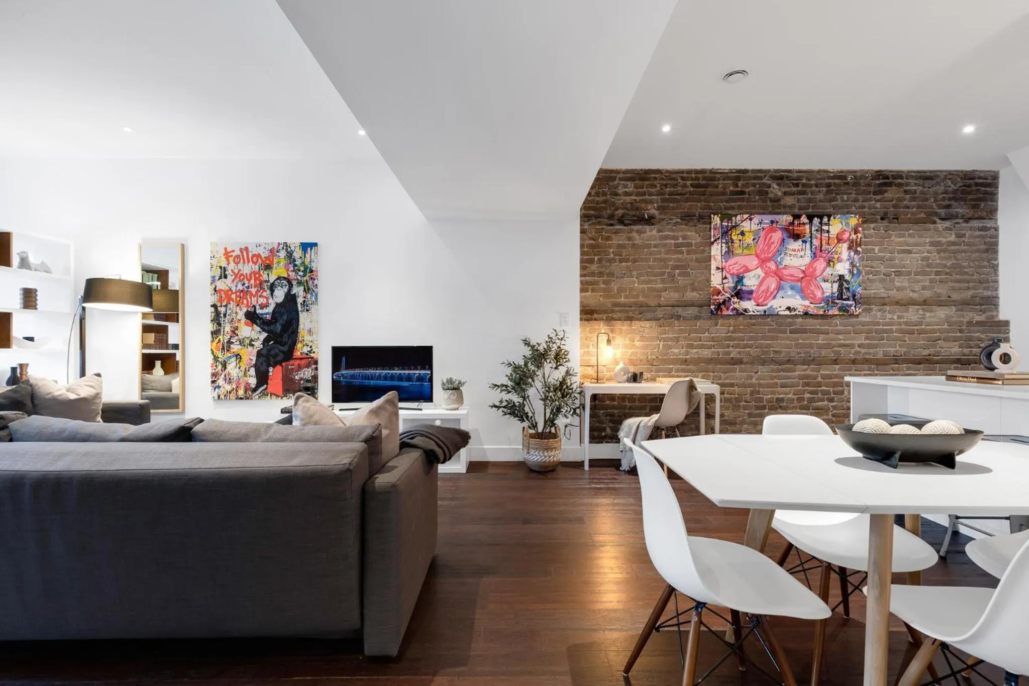 TV and multimedia in LiV MTL Soho