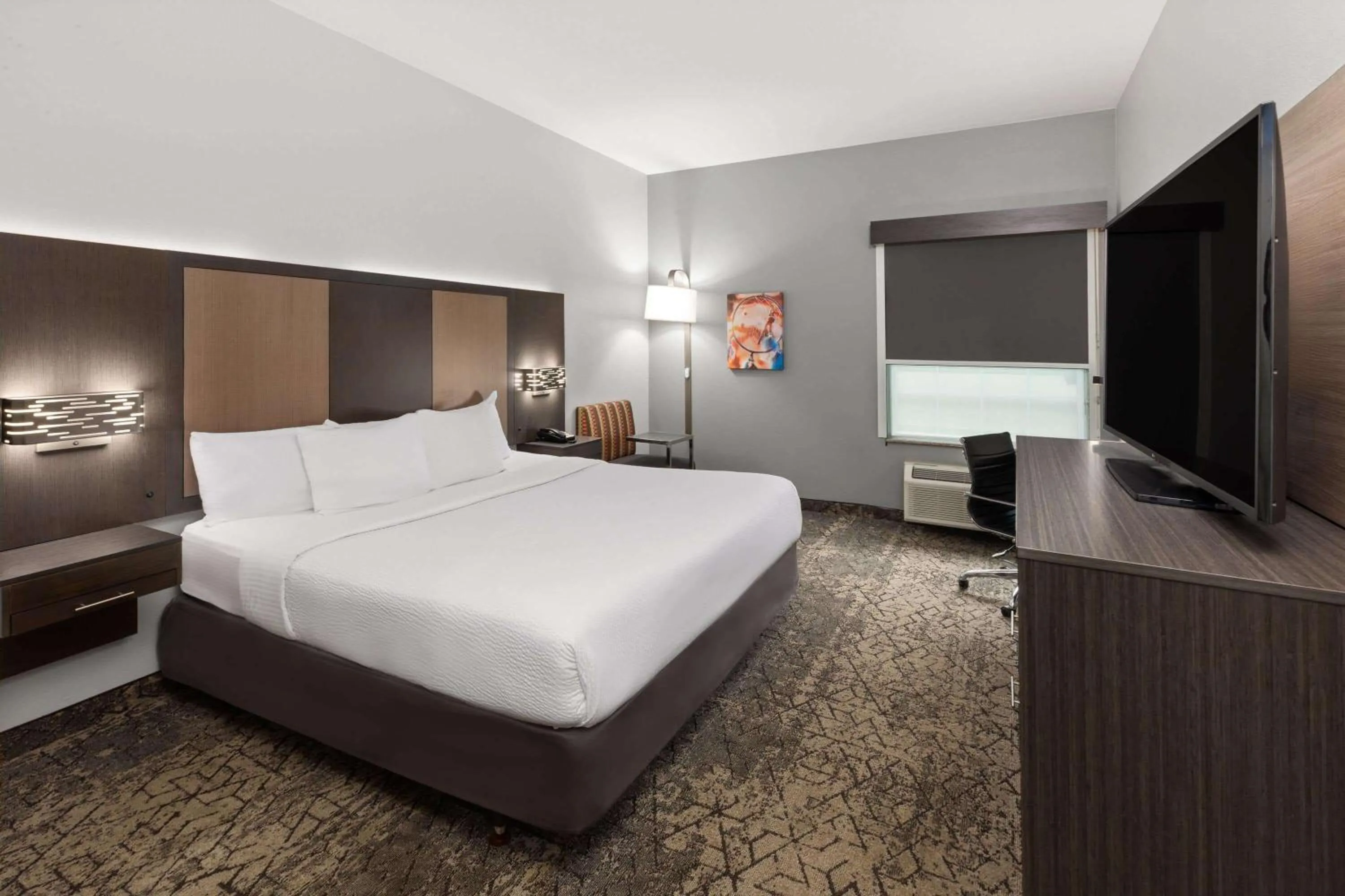 Photo of the whole room, Bed in La Quinta by Wyndham McAlester