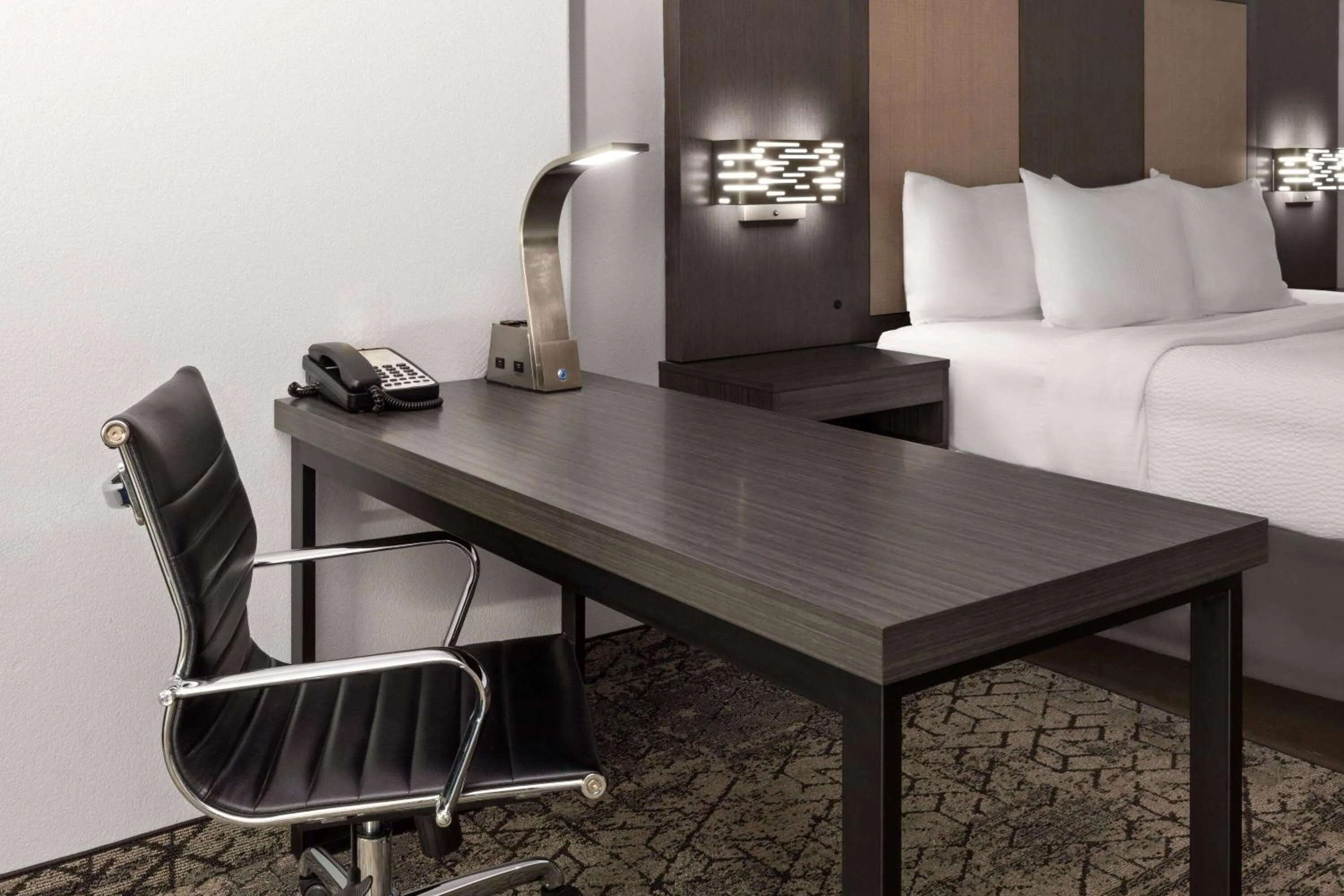 Photo of the whole room, Bed in La Quinta by Wyndham McAlester