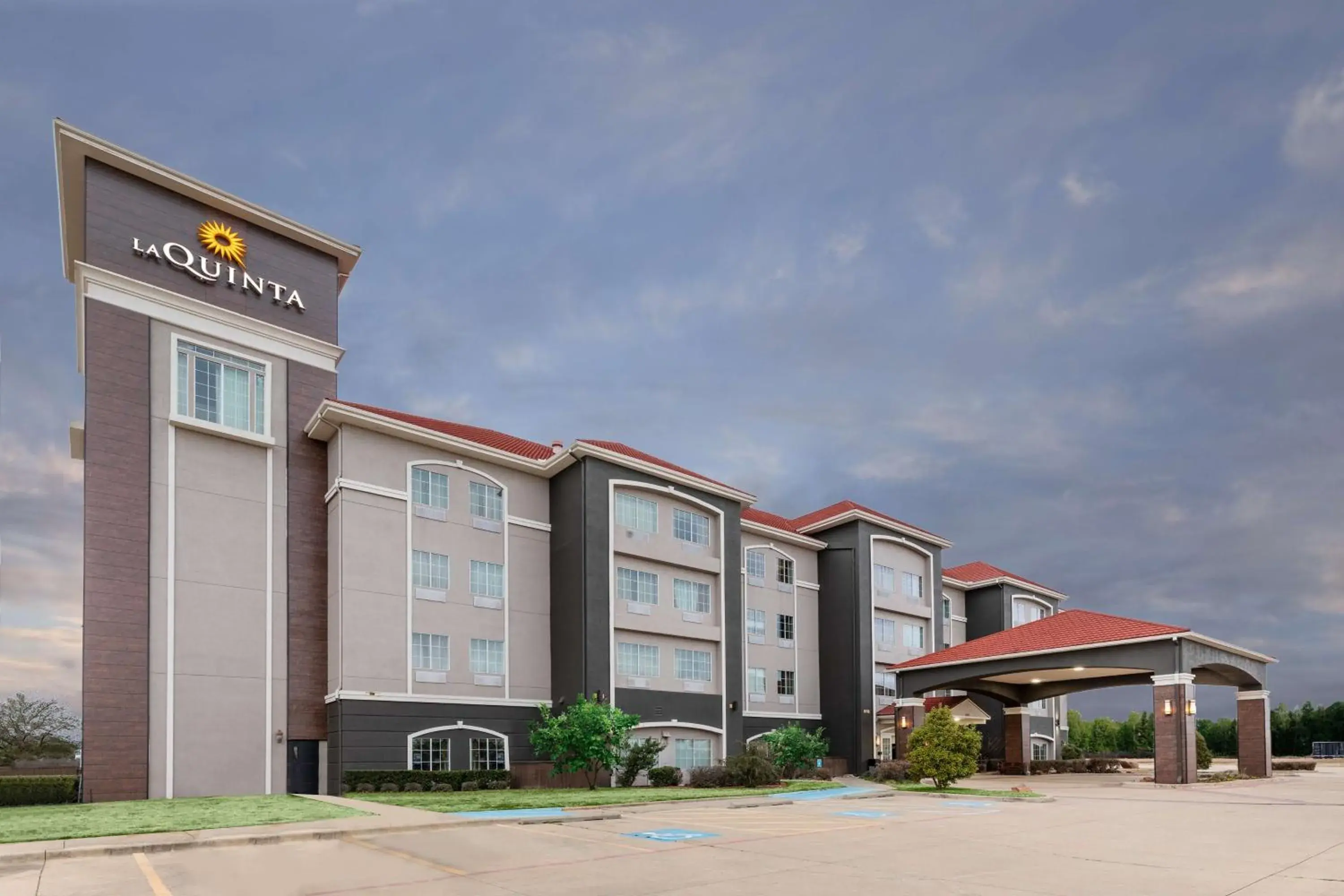 Property building in La Quinta by Wyndham Mt. Pleasant Property building in La Quinta by Wyndham Mt. Pleasant