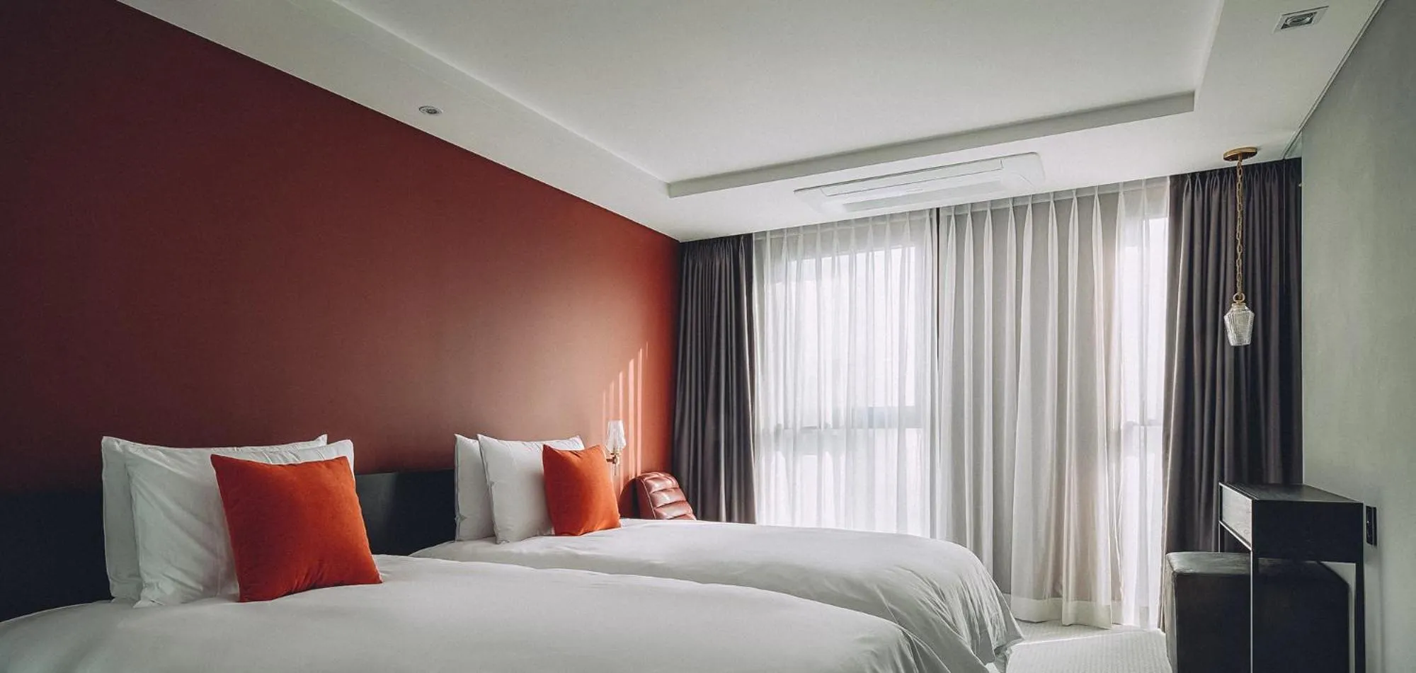 Bedroom, Bed in Hotel Alice and Trunk