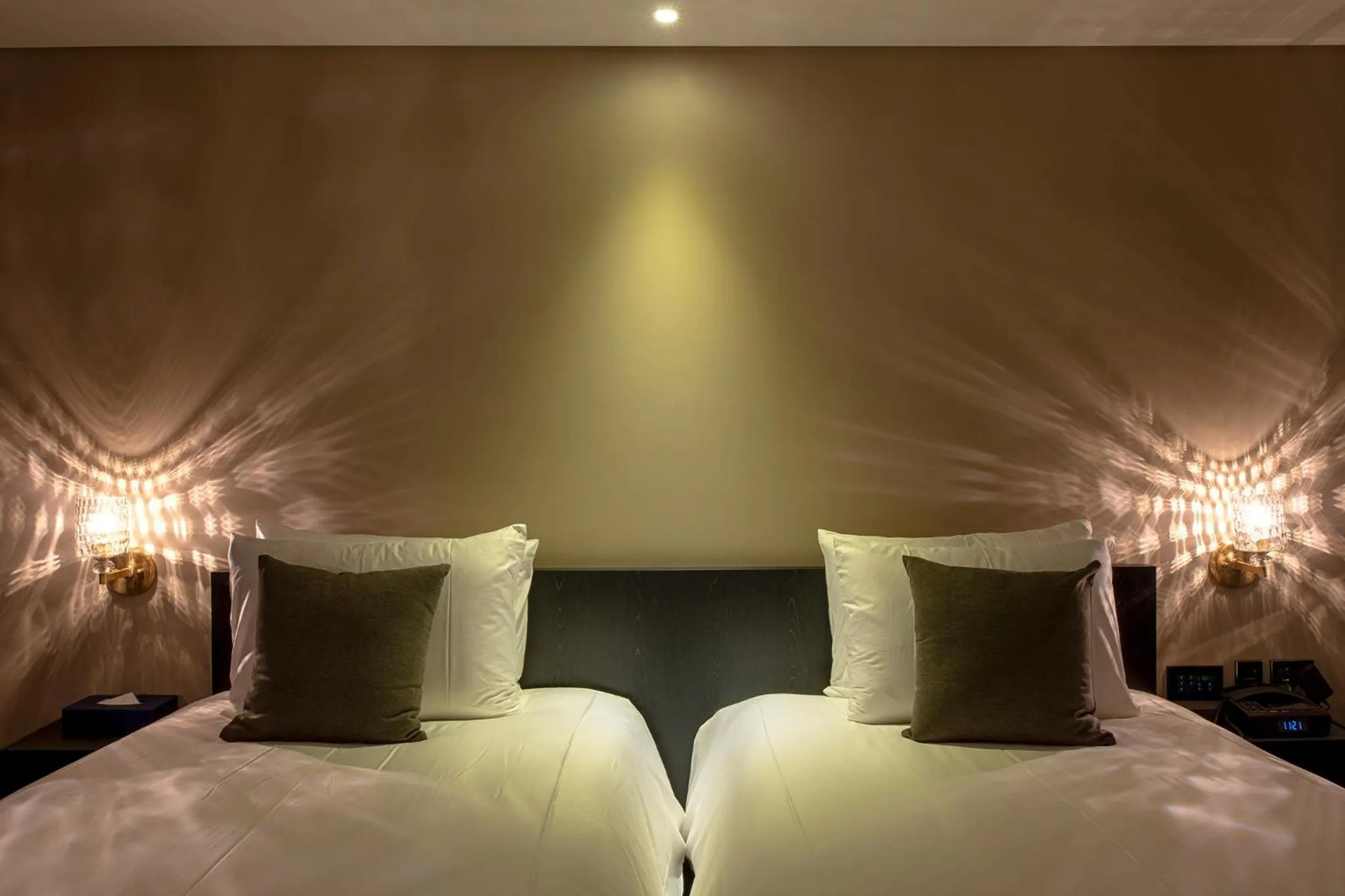 Bedroom, Bed in Hotel Alice and Trunk