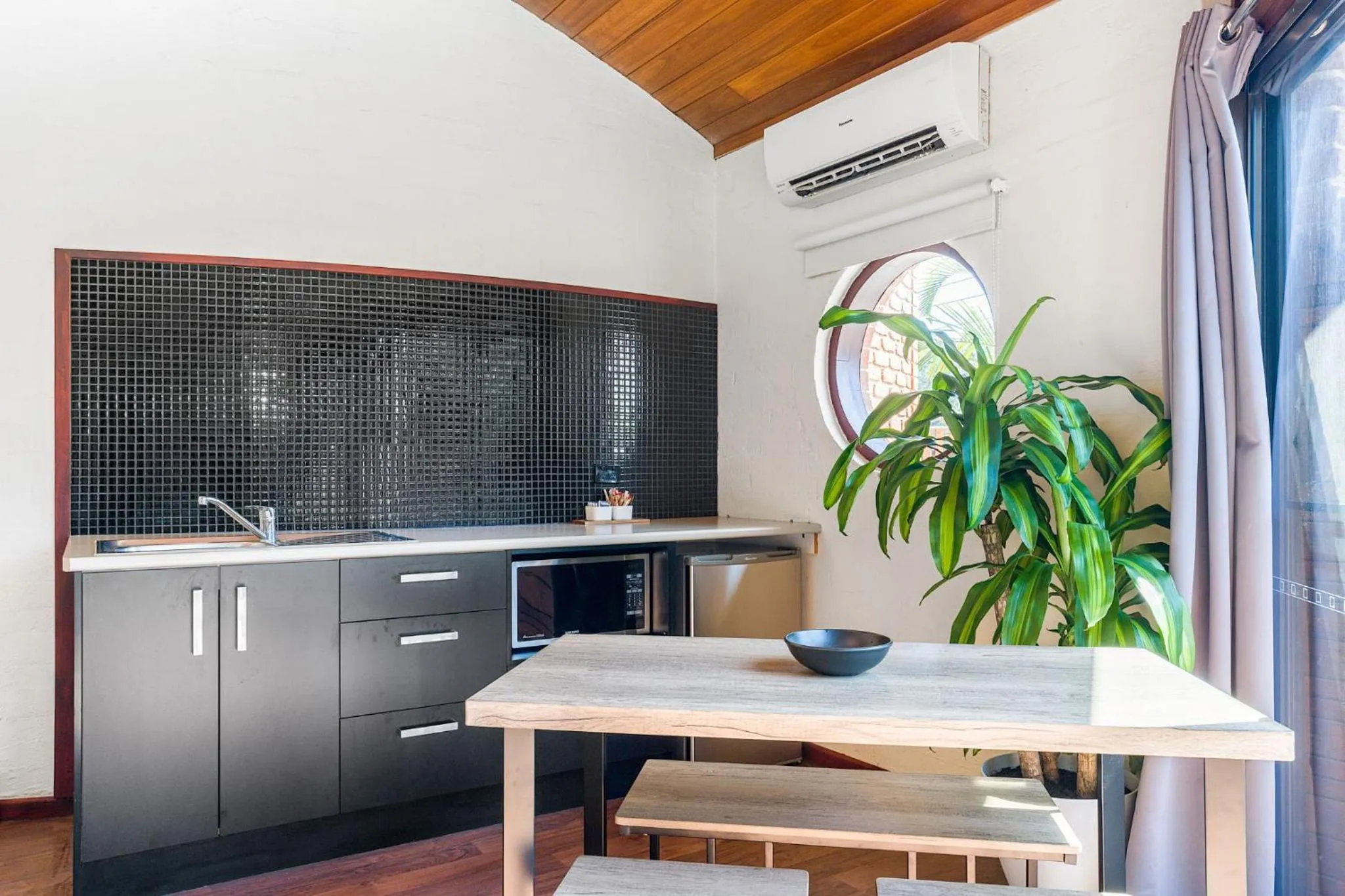 Kitchen or kitchenette in Aquarius Backpackers Resort