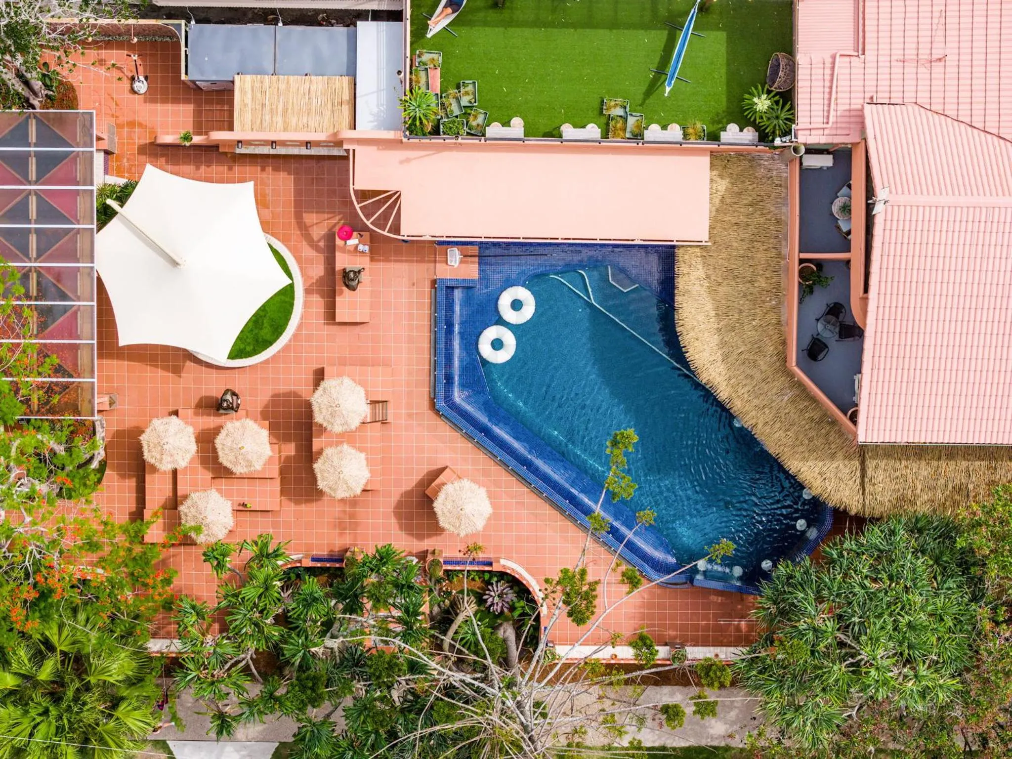 Property building in Aquarius Backpackers Resort