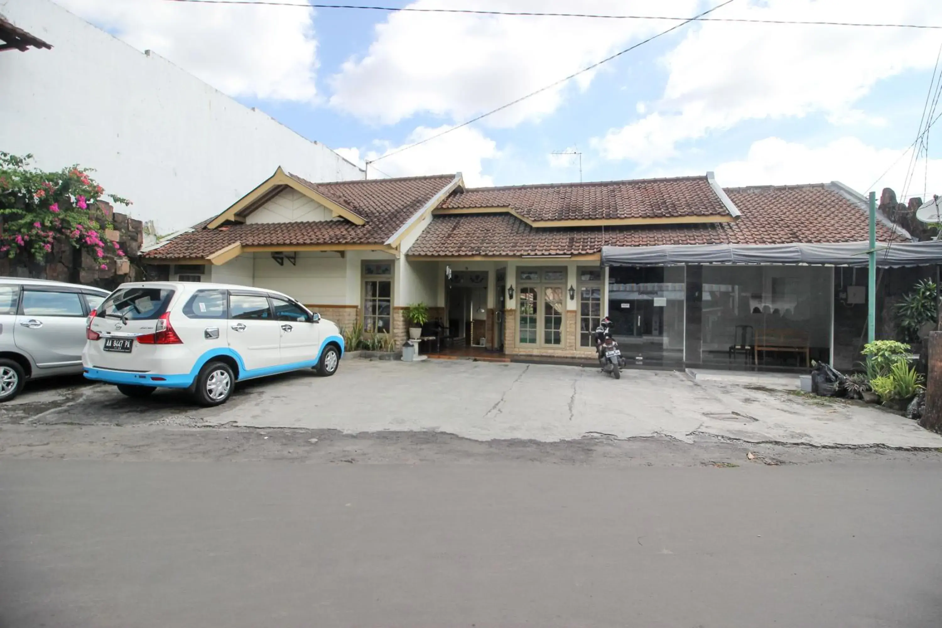 Property building in RedDoorz near RS Sarjito Yogyakarta 2 Property building in RedDoorz near RS Sarjito Yogyakarta 2