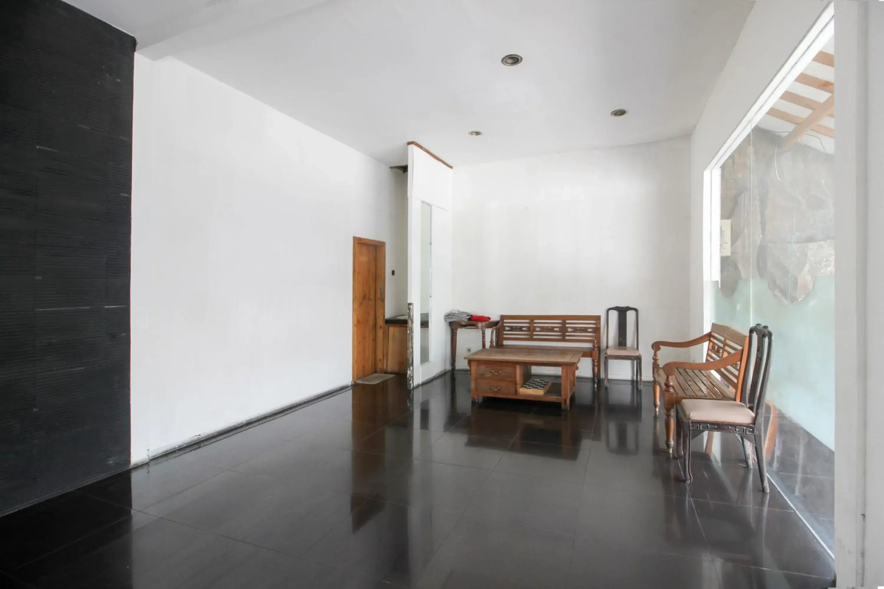 Lobby or reception in RedDoorz near RS Sarjito Yogyakarta 2 Lobby or reception in RedDoorz near RS Sarjito Yogyakarta 2