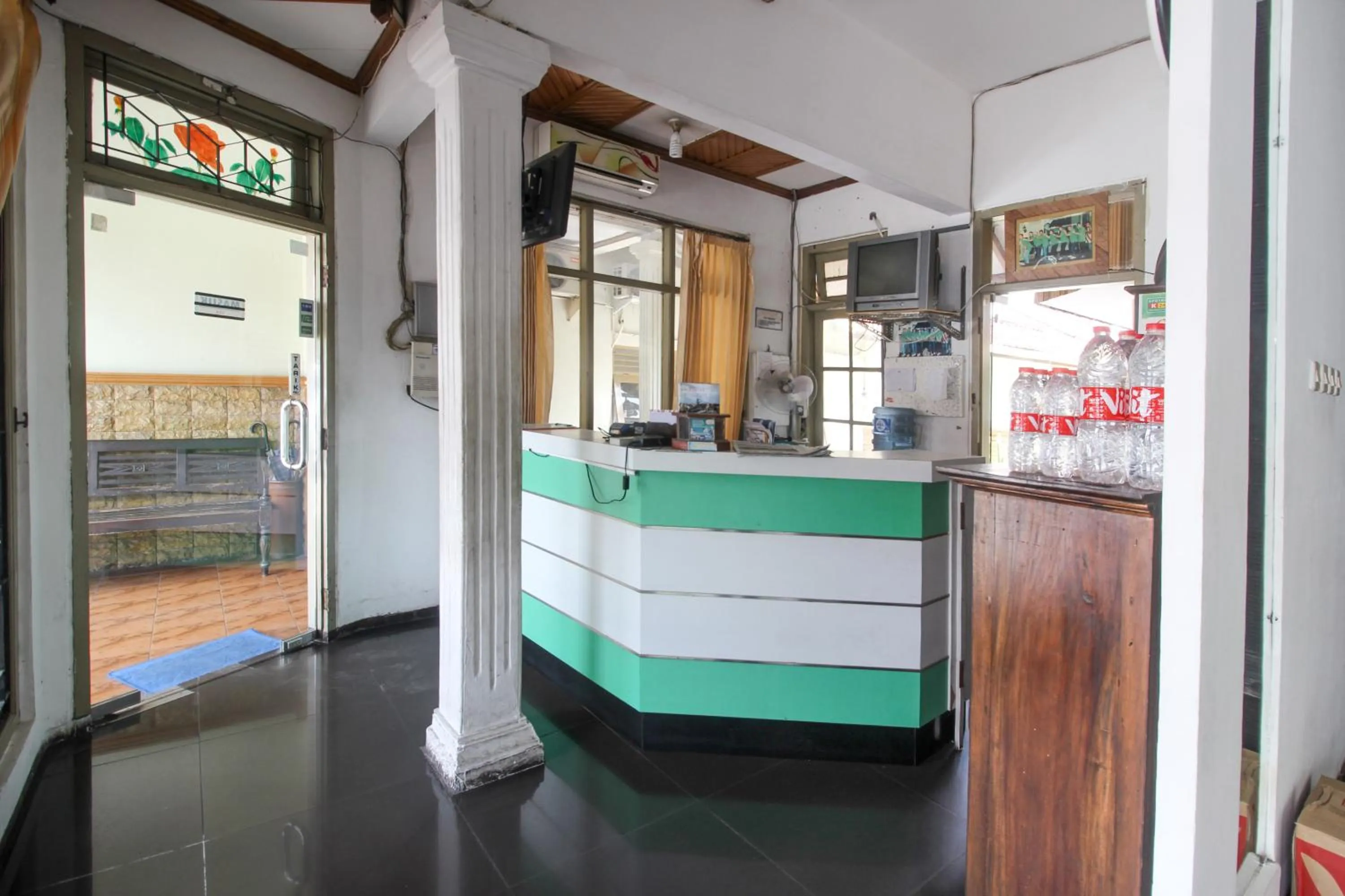 Lobby or reception in RedDoorz near RS Sarjito Yogyakarta 2