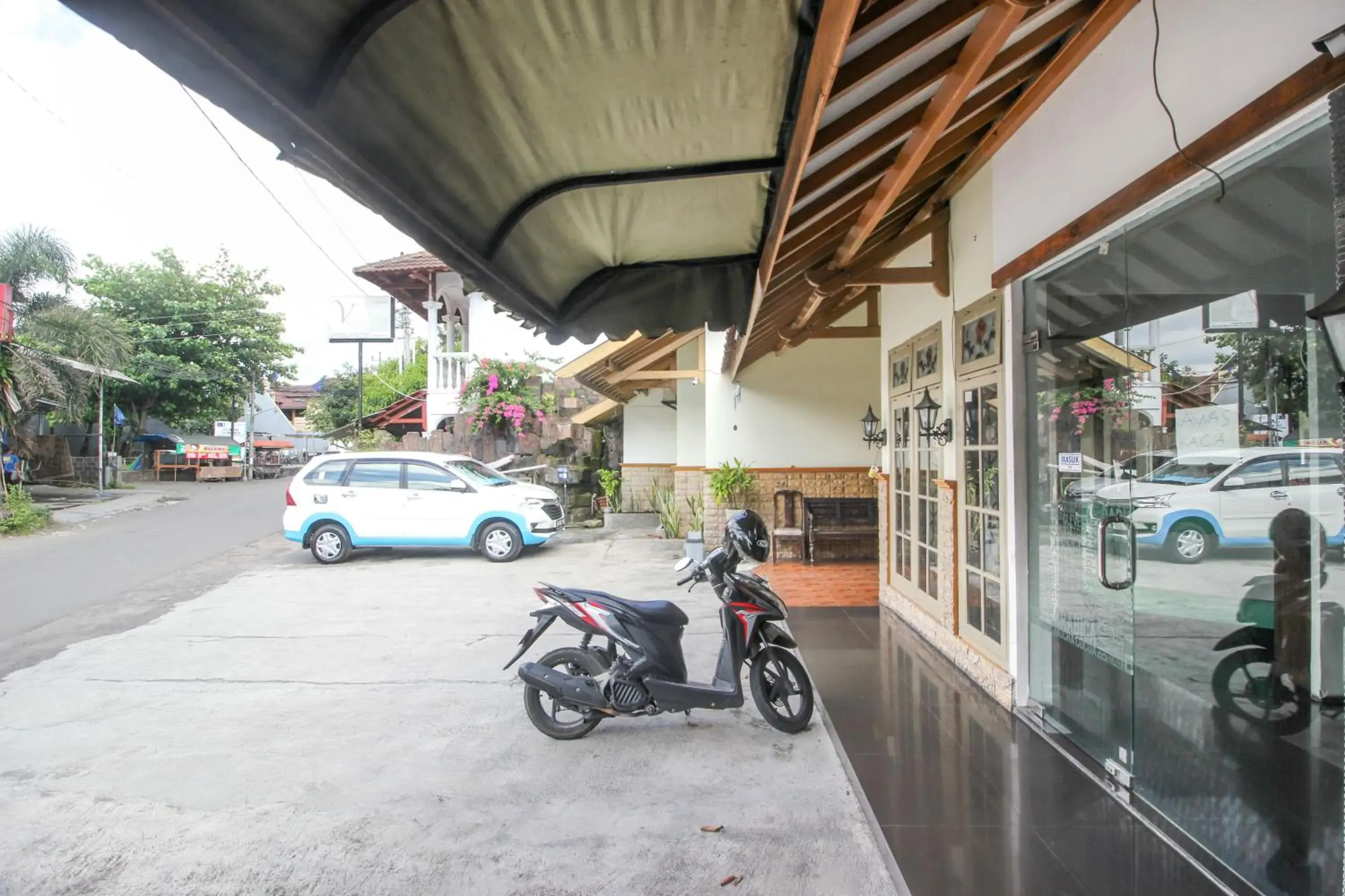 Property building in RedDoorz near RS Sarjito Yogyakarta 2 Property building in RedDoorz near RS Sarjito Yogyakarta 2