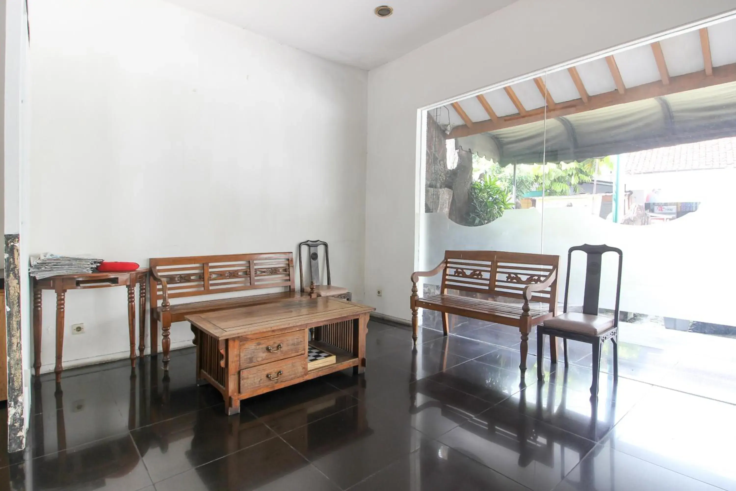 Lobby or reception in RedDoorz near RS Sarjito Yogyakarta 2 Lobby or reception in RedDoorz near RS Sarjito Yogyakarta 2