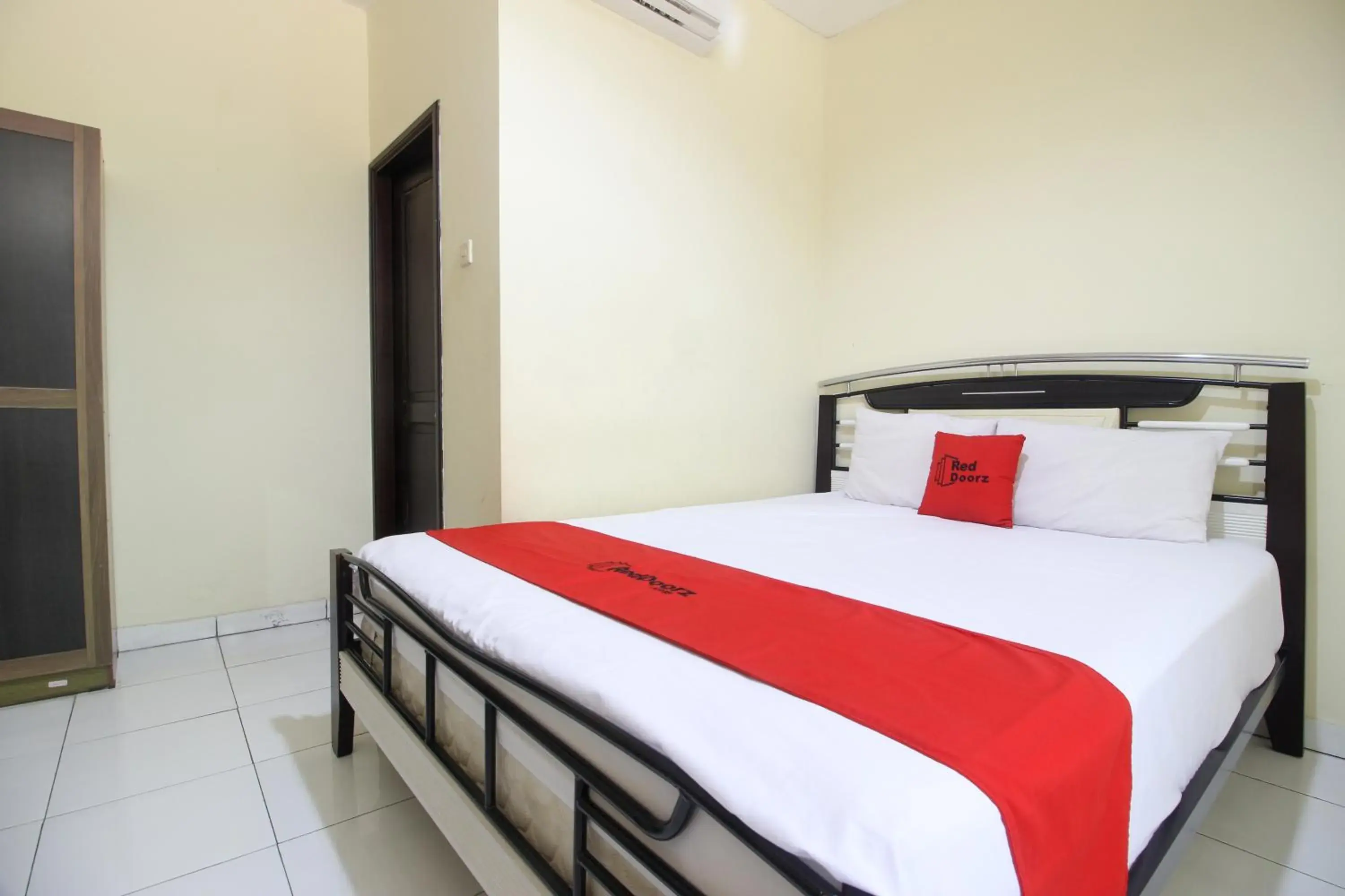 Bedroom, Bed in RedDoorz near RS Sarjito Yogyakarta 2 Bedroom, Bed in RedDoorz near RS Sarjito Yogyakarta 2