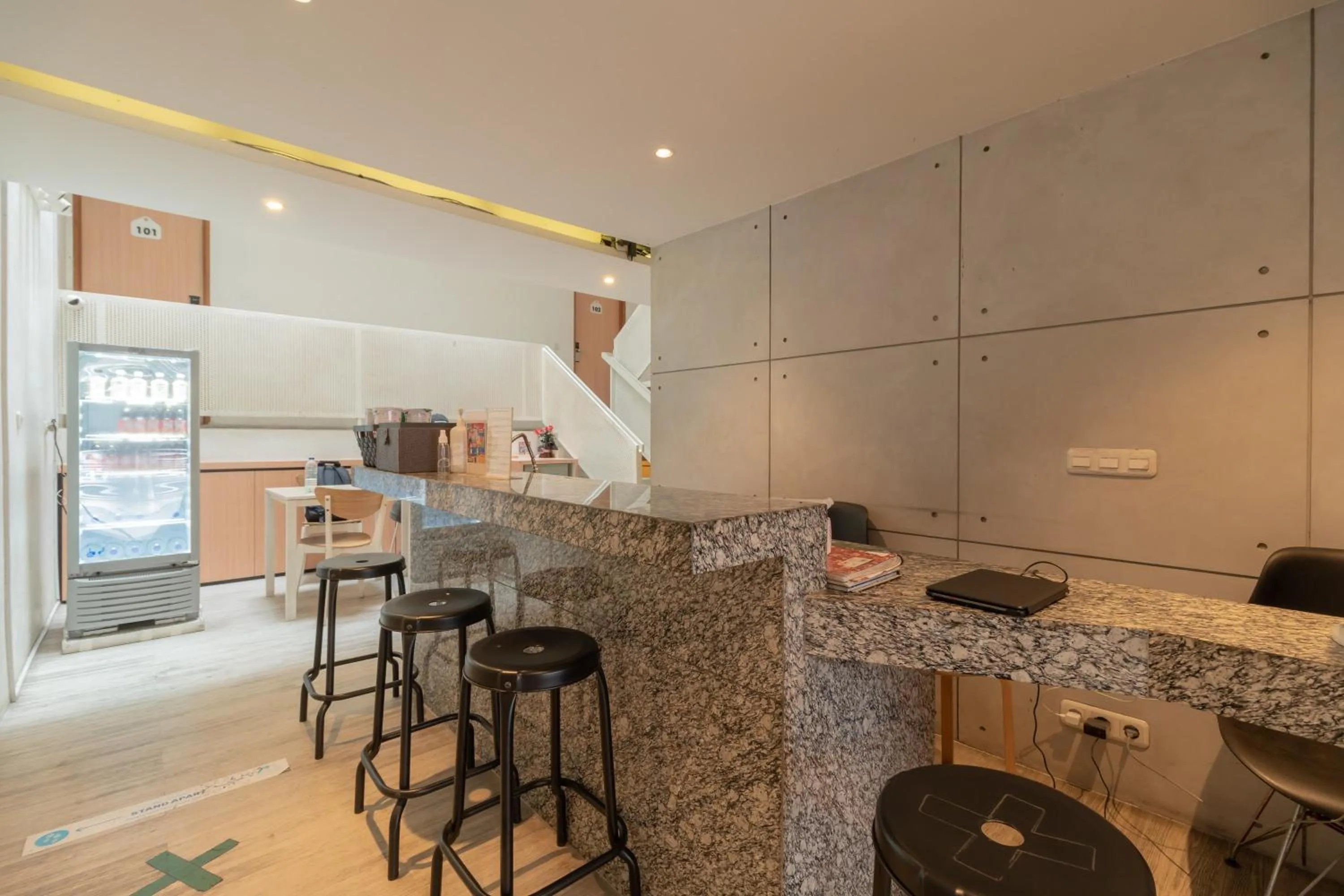 Restaurant/places to eat, Kitchen/Kitchenette in RedDoorz Plus near Pondok Indah Mall 2