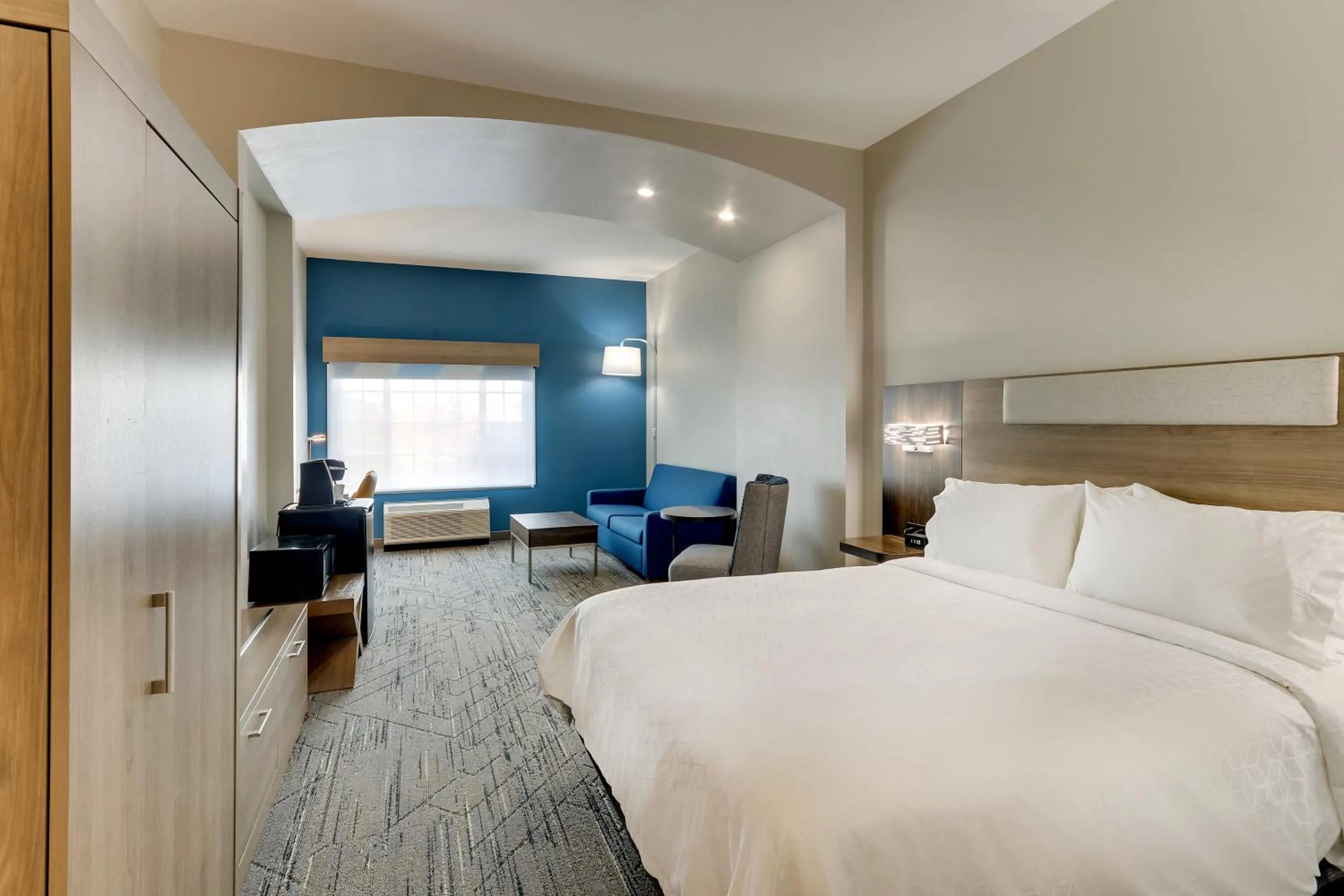 Photo of the whole room, Bed in Holiday Inn Express & Suites - Ardmore by IHG