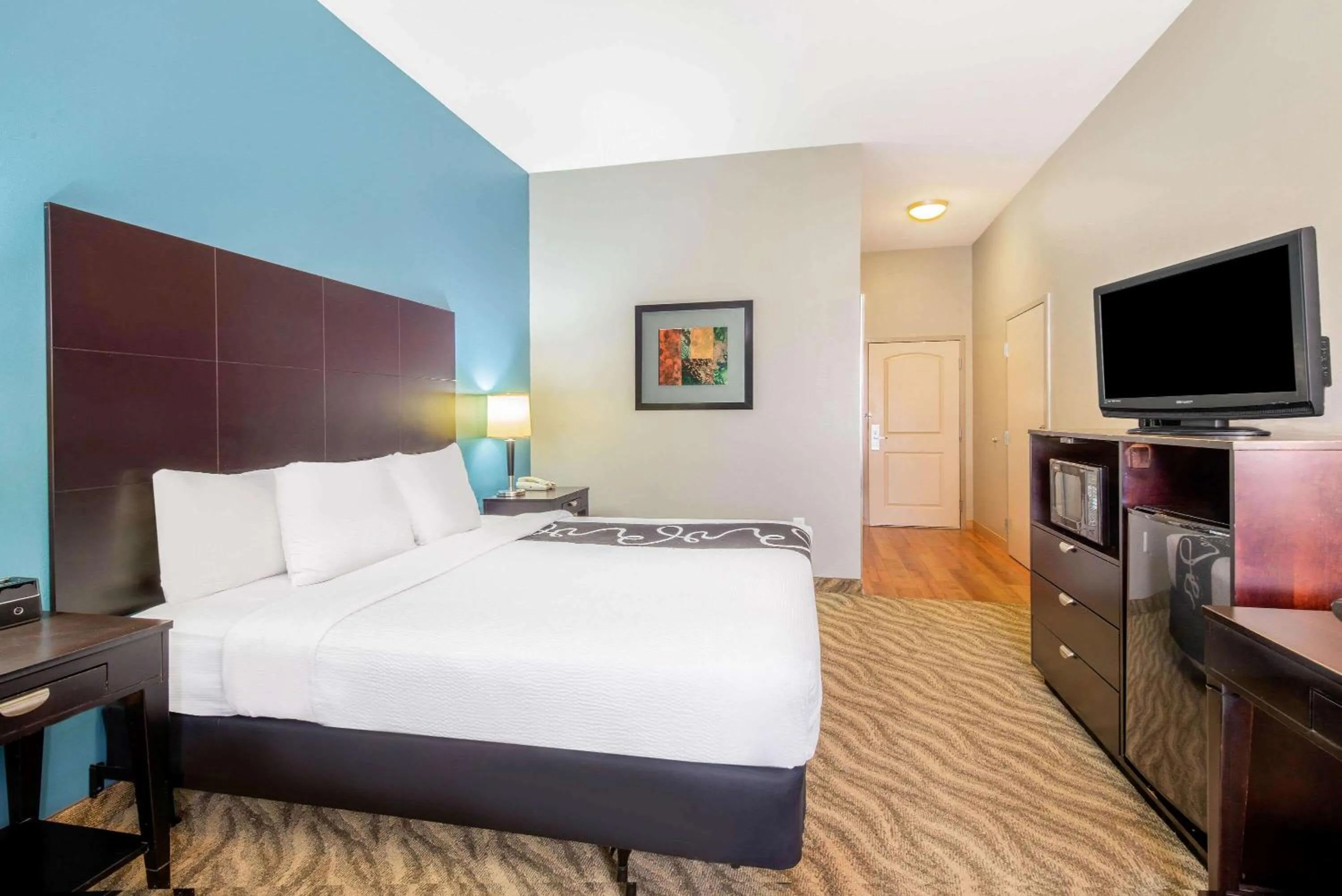 Photo of the whole room, Bed in La Quinta by Wyndham Glen Rose