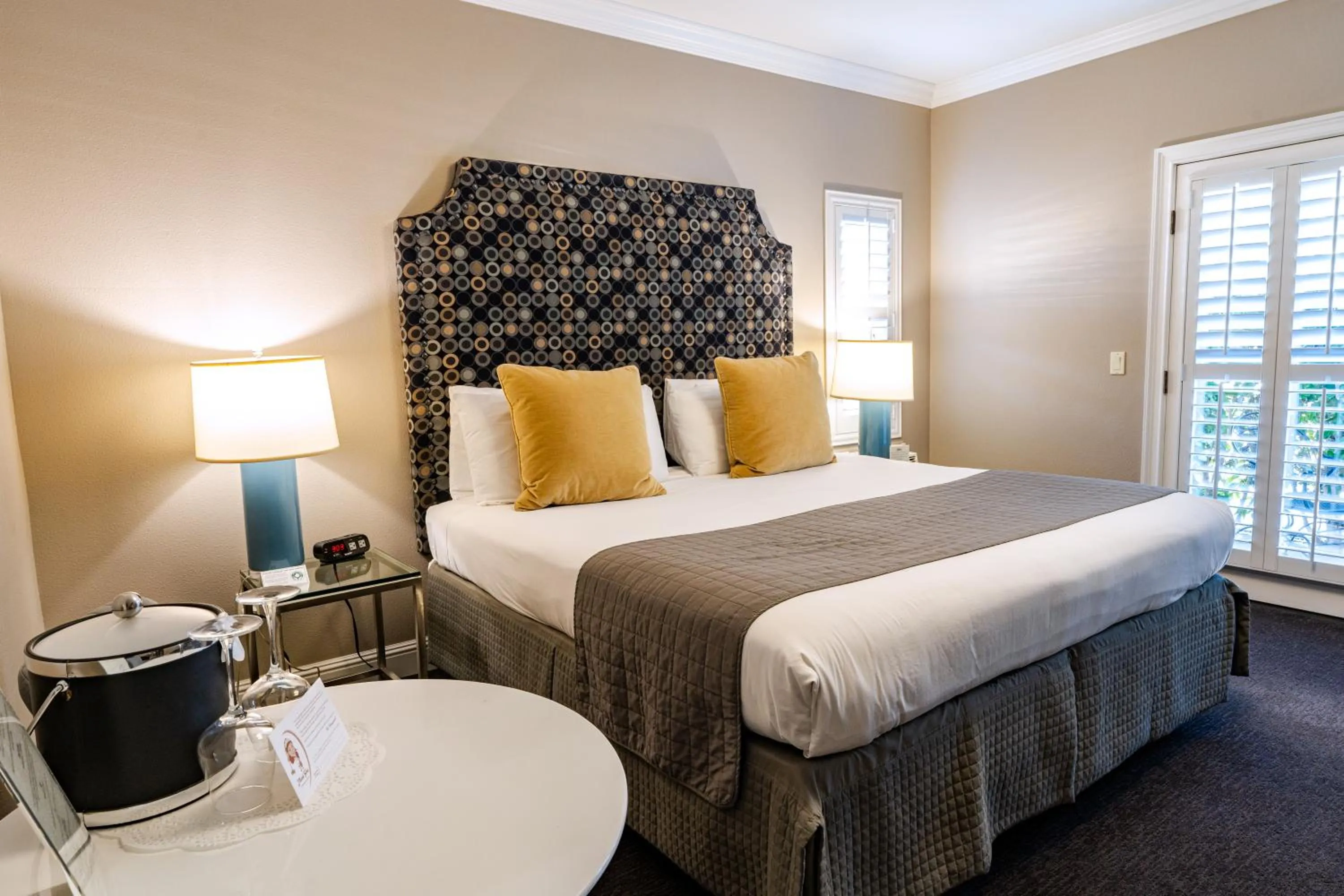 Bed in Bel Abri Napa Valley Inn