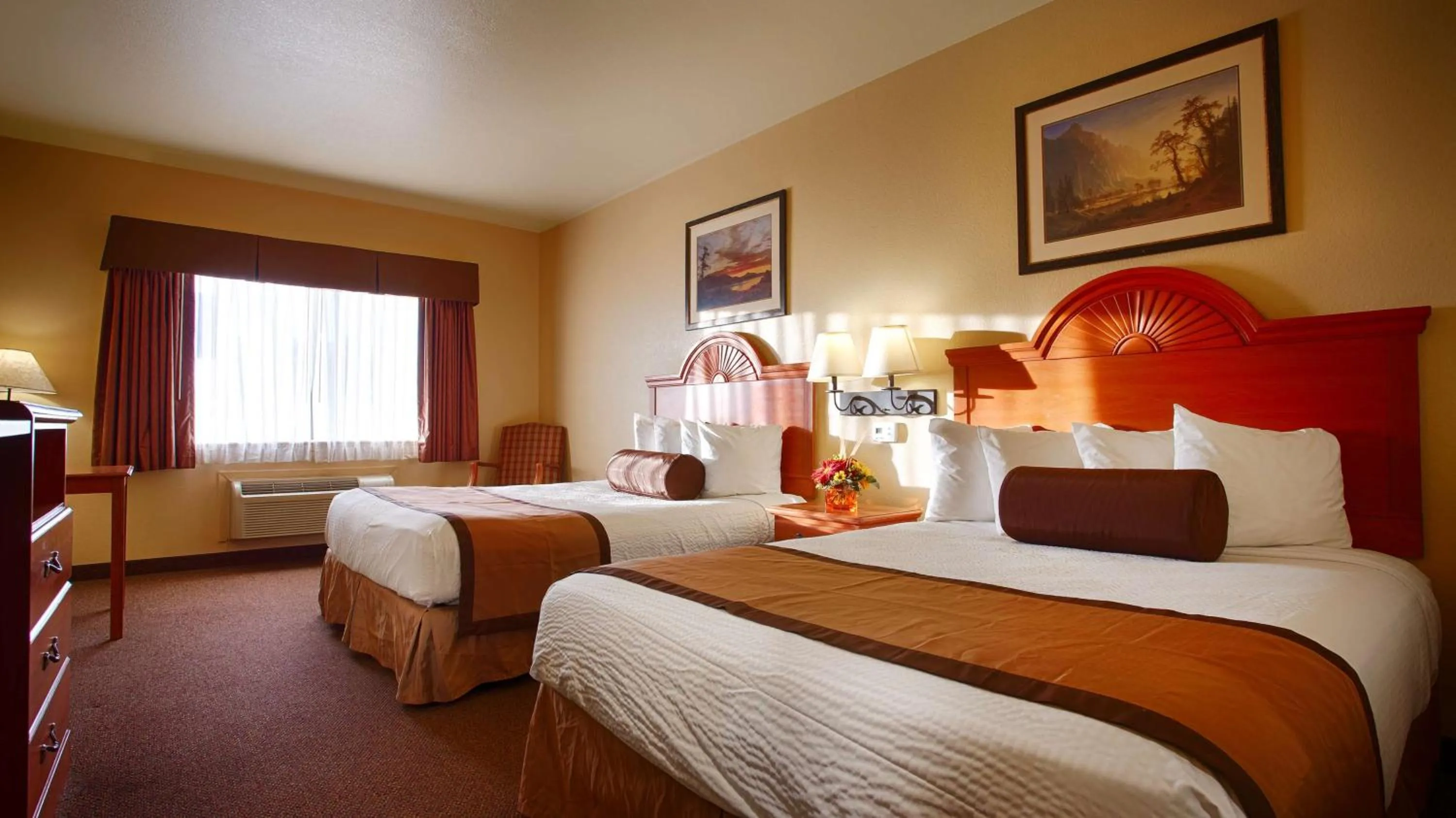 Photo of the whole room, Bed in Best Western Plus Graham Inn