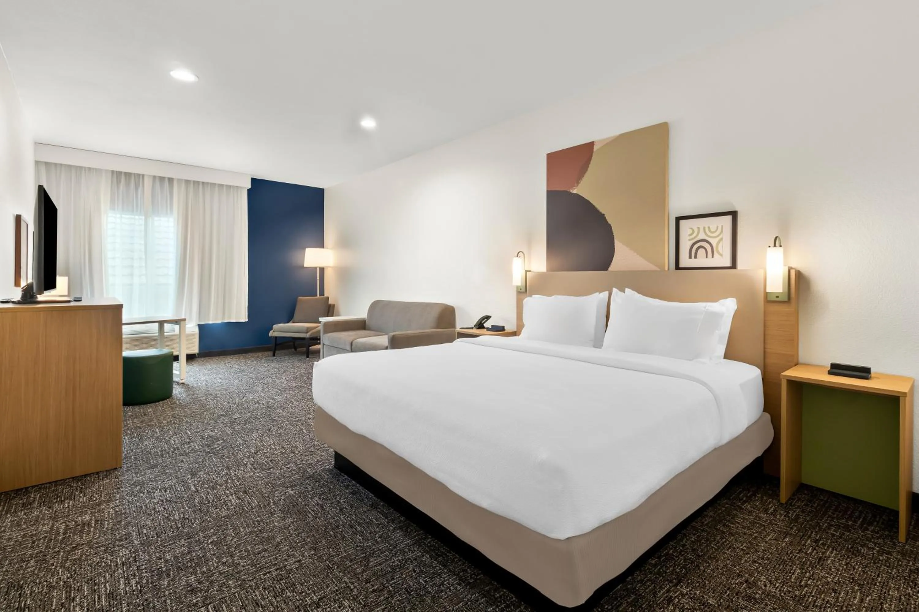 Seating area, Bed in Spark By Hilton Missouri City