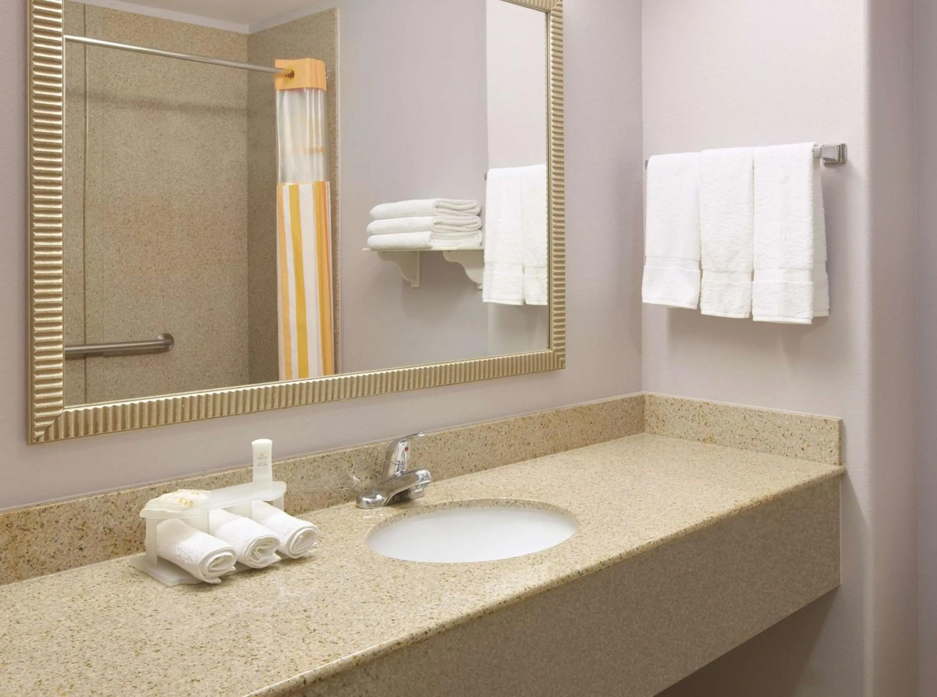 Photo of the whole room in La Quinta by Wyndham Corsicana