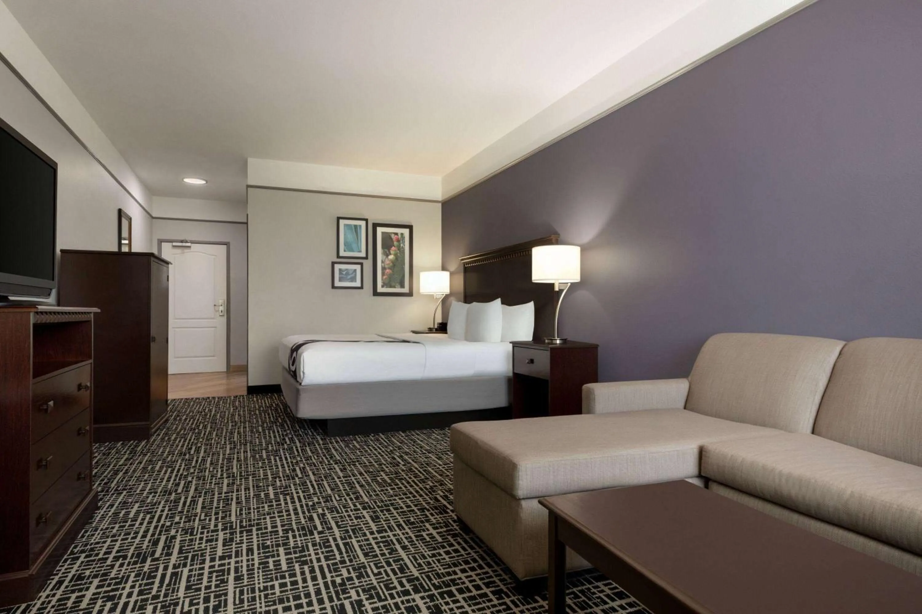 Photo of the whole room, Bed in La Quinta by Wyndham Dumas