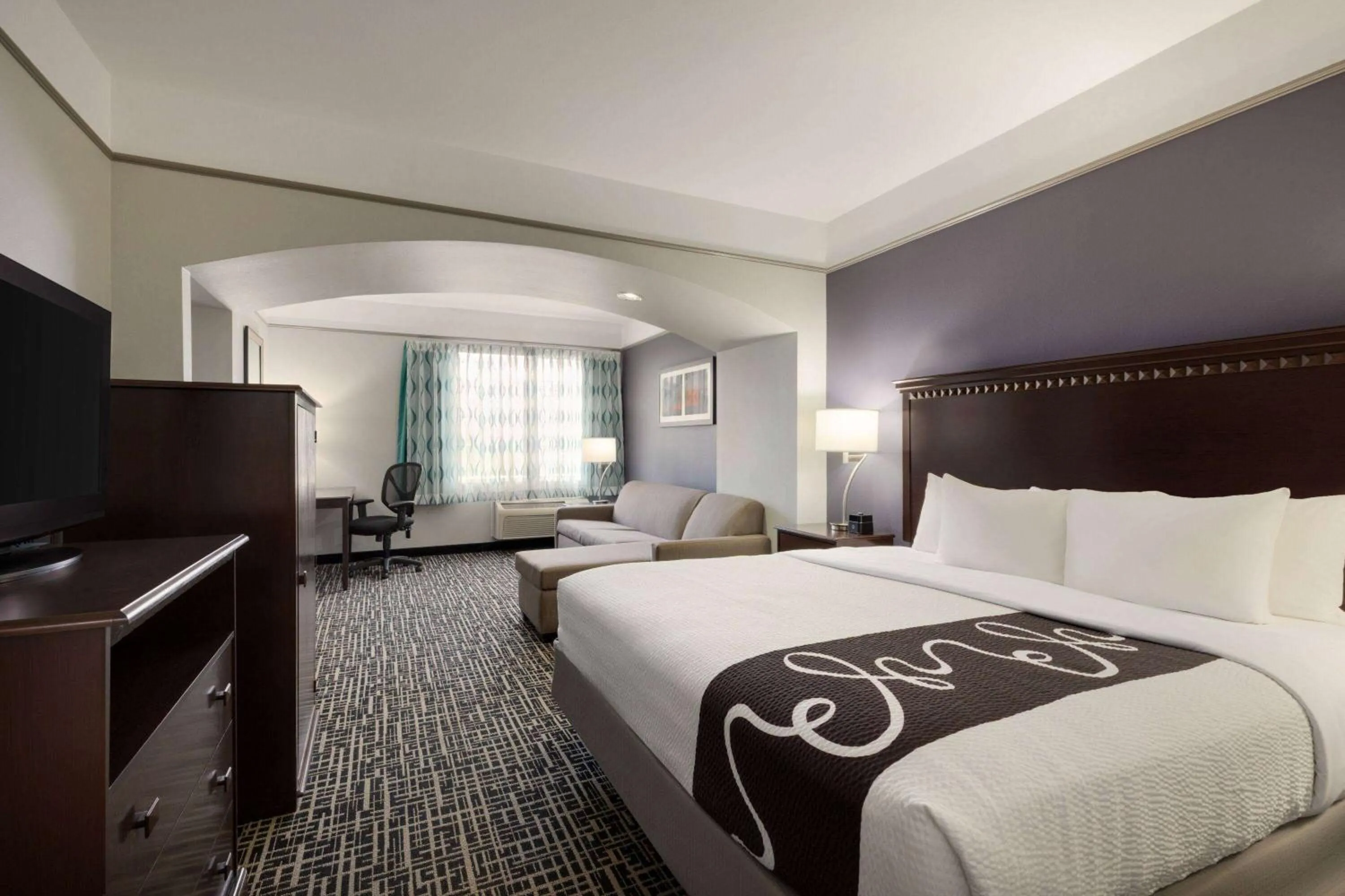 Photo of the whole room, Bed in La Quinta by Wyndham Dumas