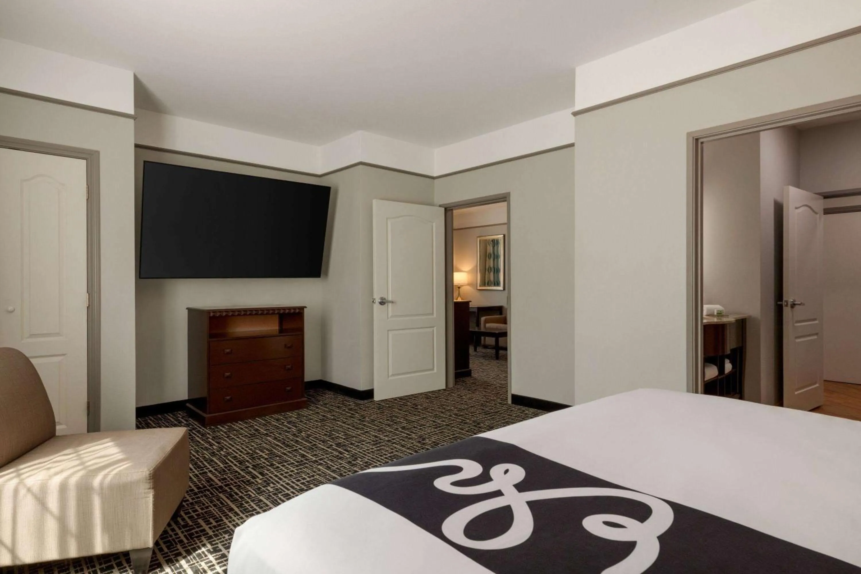 Photo of the whole room, Bed in La Quinta by Wyndham Dumas