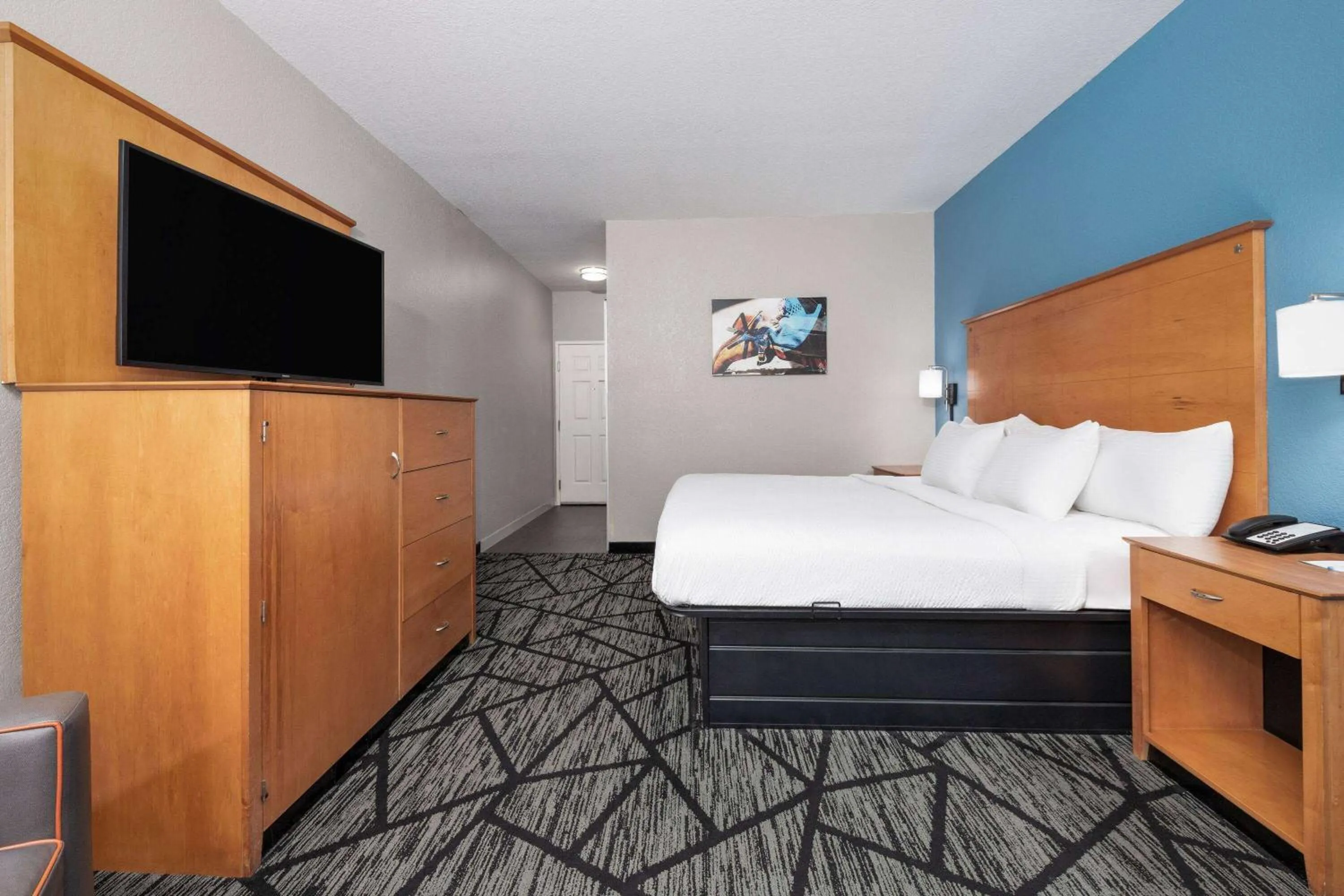 Photo of the whole room, Bed in La Quinta by Wyndham Alvarado