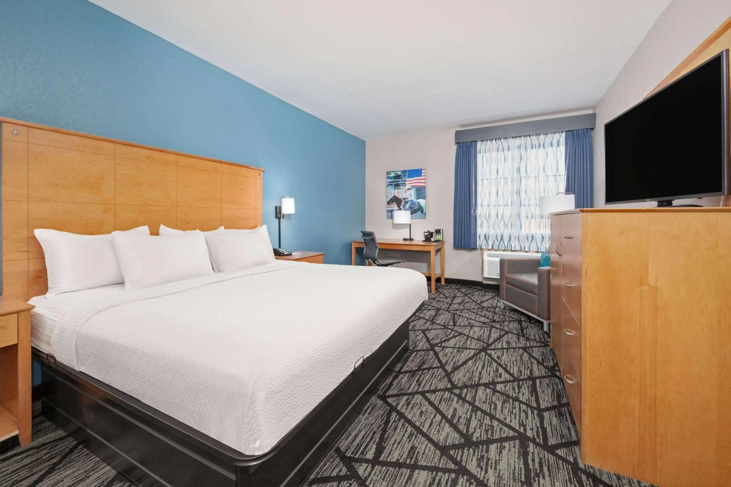 Photo of the whole room, Bed in La Quinta by Wyndham Alvarado