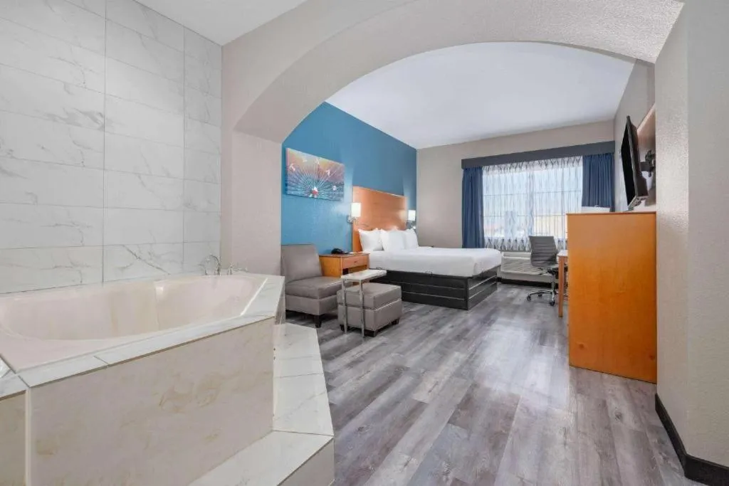 Hot Tub, Bed in La Quinta by Wyndham Alvarado