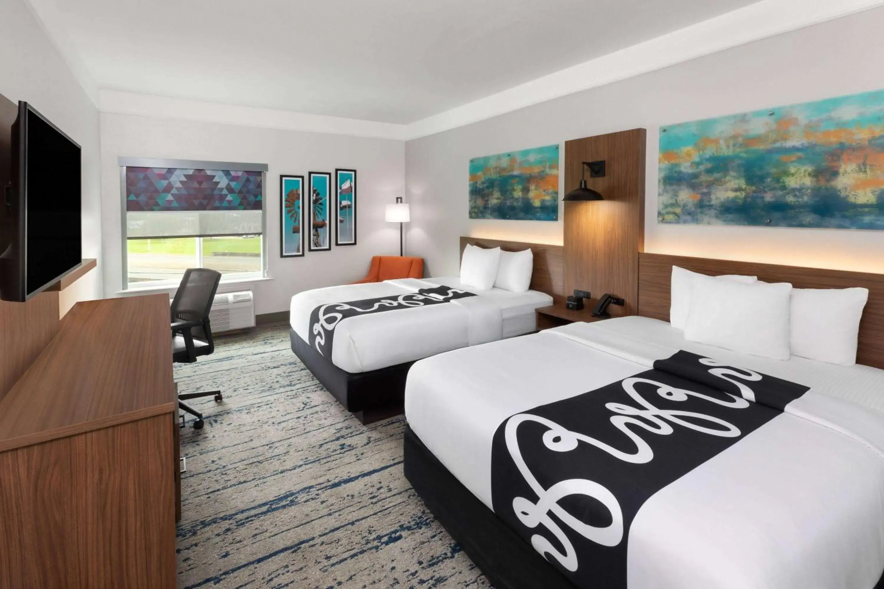 Photo of the whole room, Bed in La Quinta by Wyndham Angleton Photo of the whole room, Bed in La Quinta by Wyndham Angleton