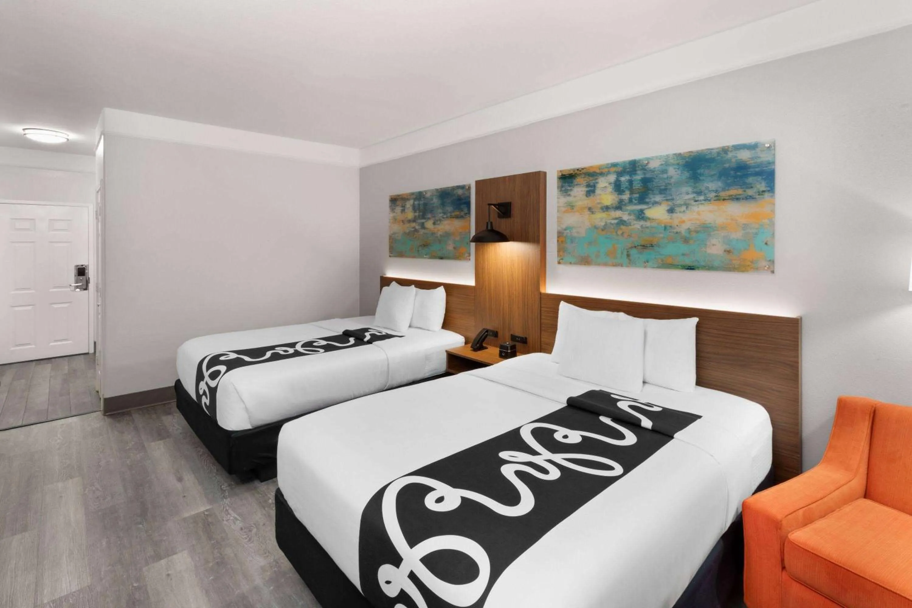 Photo of the whole room, Bed in La Quinta by Wyndham Angleton