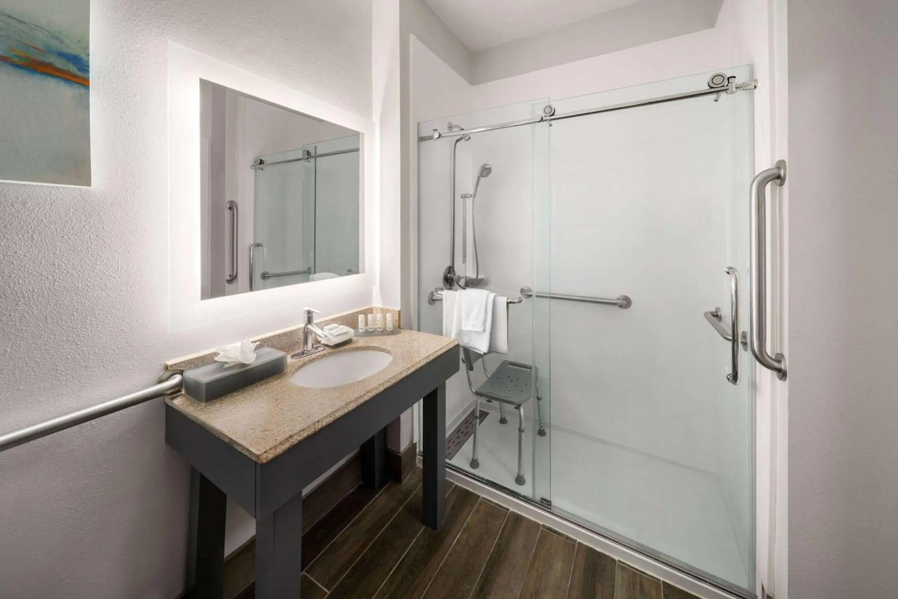 Deluxe King Room with Bath Tub - Mobility/Hearing Accessible - Non-Smoking in La Quinta by Wyndham Angleton Deluxe King Room with Bath Tub - Mobility/Hearing Accessible - Non-Smoking in La Quinta by Wyndham Angleton