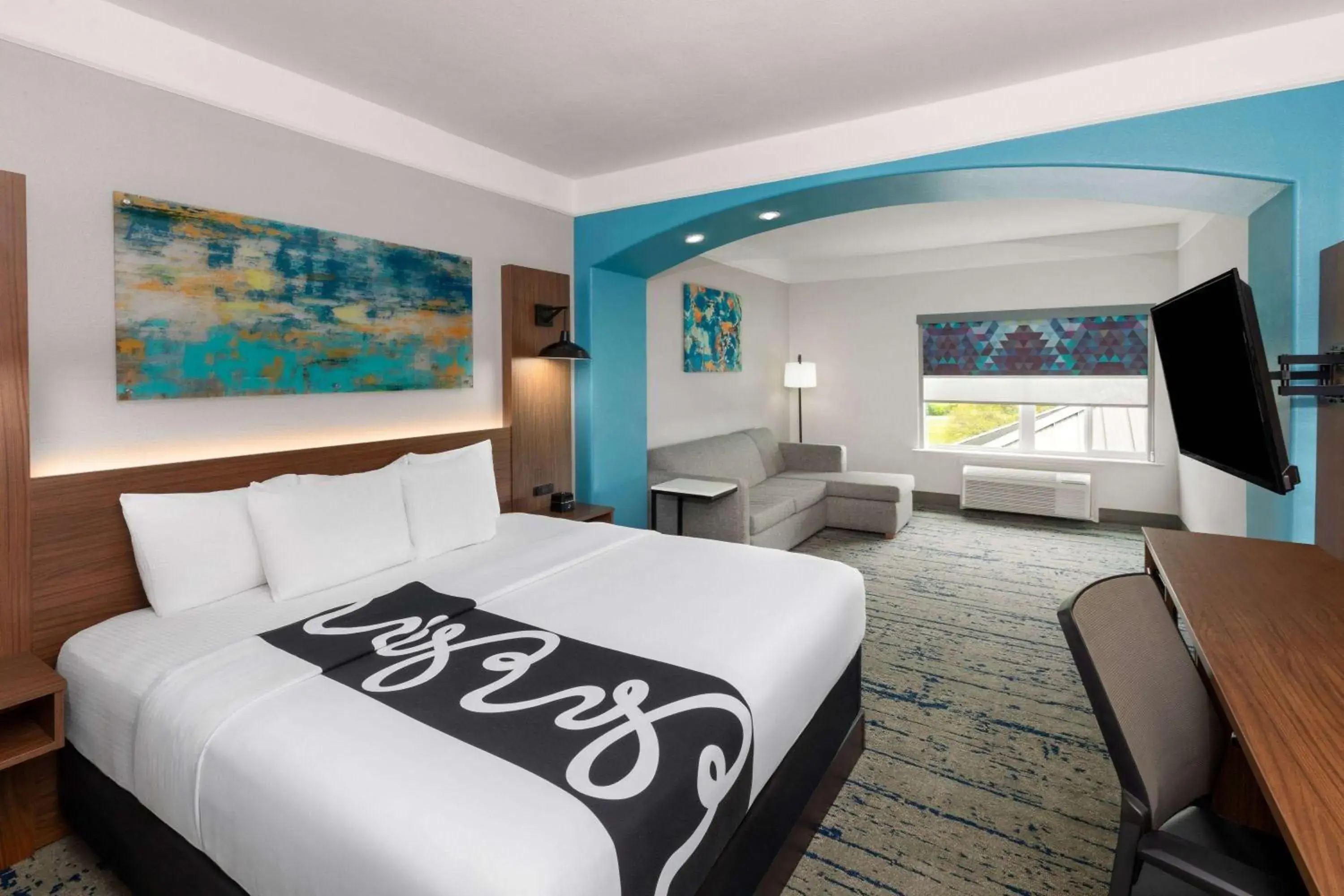 Photo of the whole room, Bed in La Quinta by Wyndham Angleton Photo of the whole room, Bed in La Quinta by Wyndham Angleton