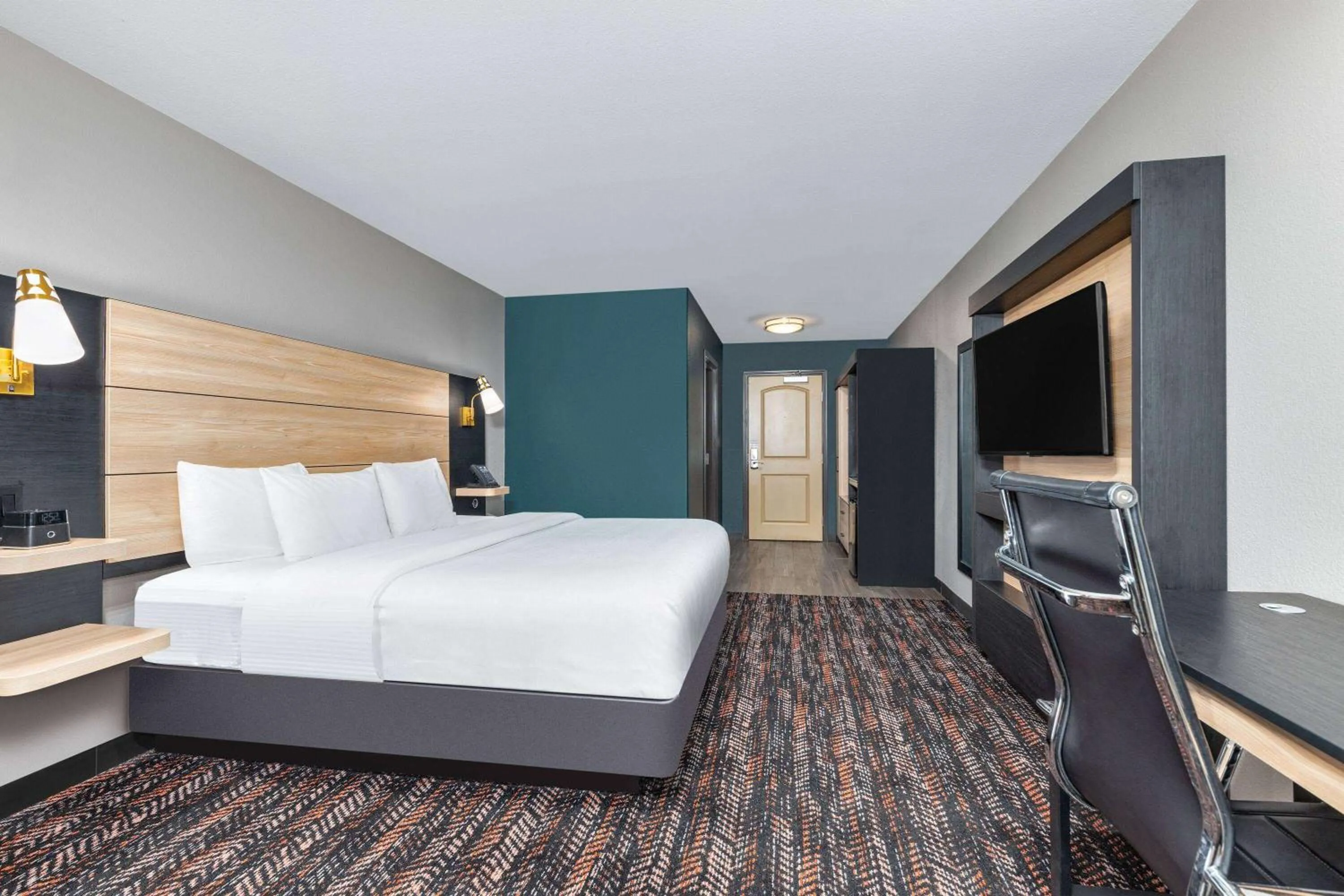 Photo of the whole room, Bed in La Quinta by Wyndham Woodway - Waco South