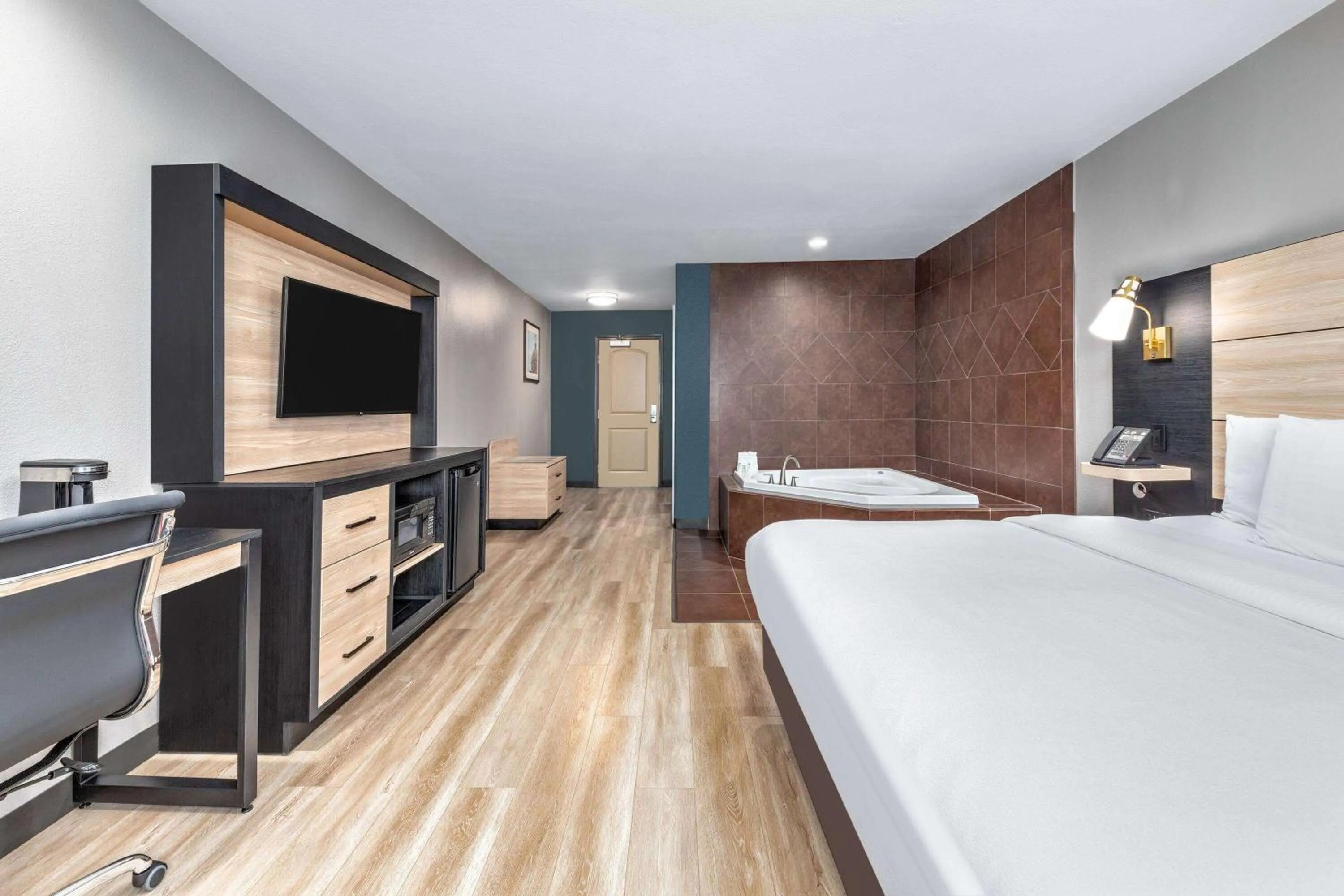 Bath, Bed in La Quinta by Wyndham Woodway - Waco South